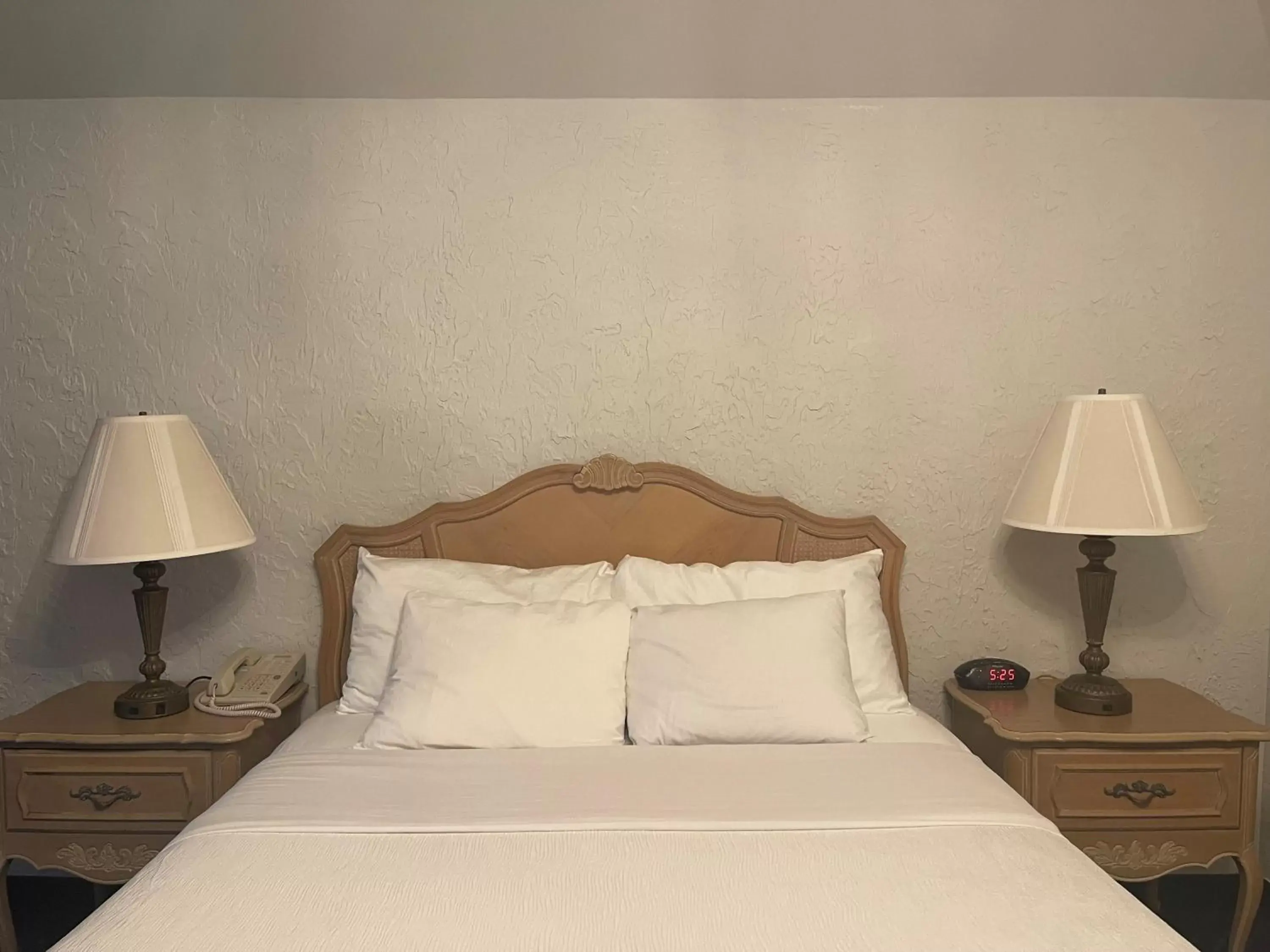 Standard Queen Room in The Chateau Bloomington Hotel and Conference Center Standard Queen Room in The Chateau Bloomington Hotel and Conference Center