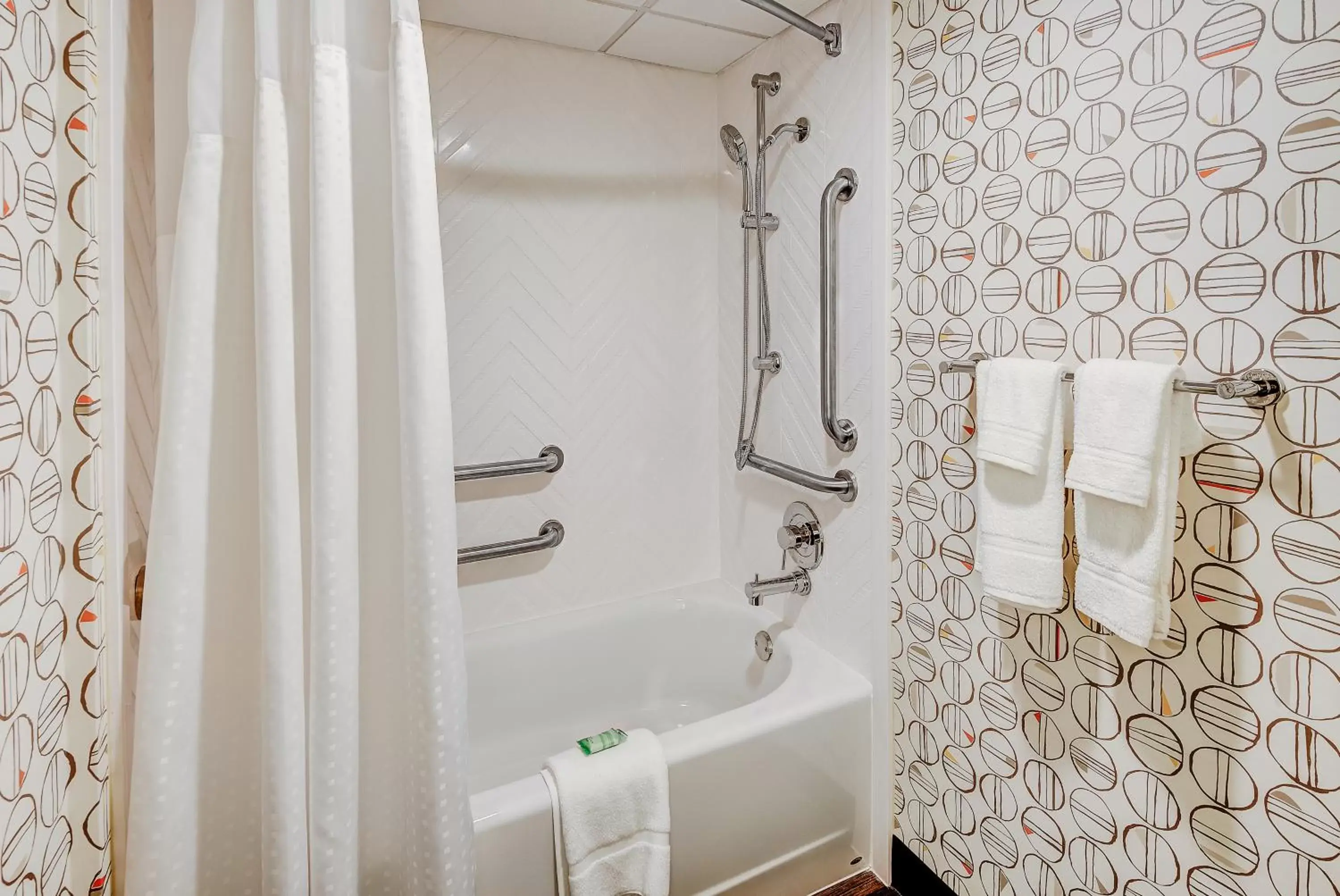 Double Room - Accessible Tub - Disability Access in Holiday Inn East Windsor by IHG Double Room - Accessible Tub - Disability Access in Holiday Inn East Windsor by IHG