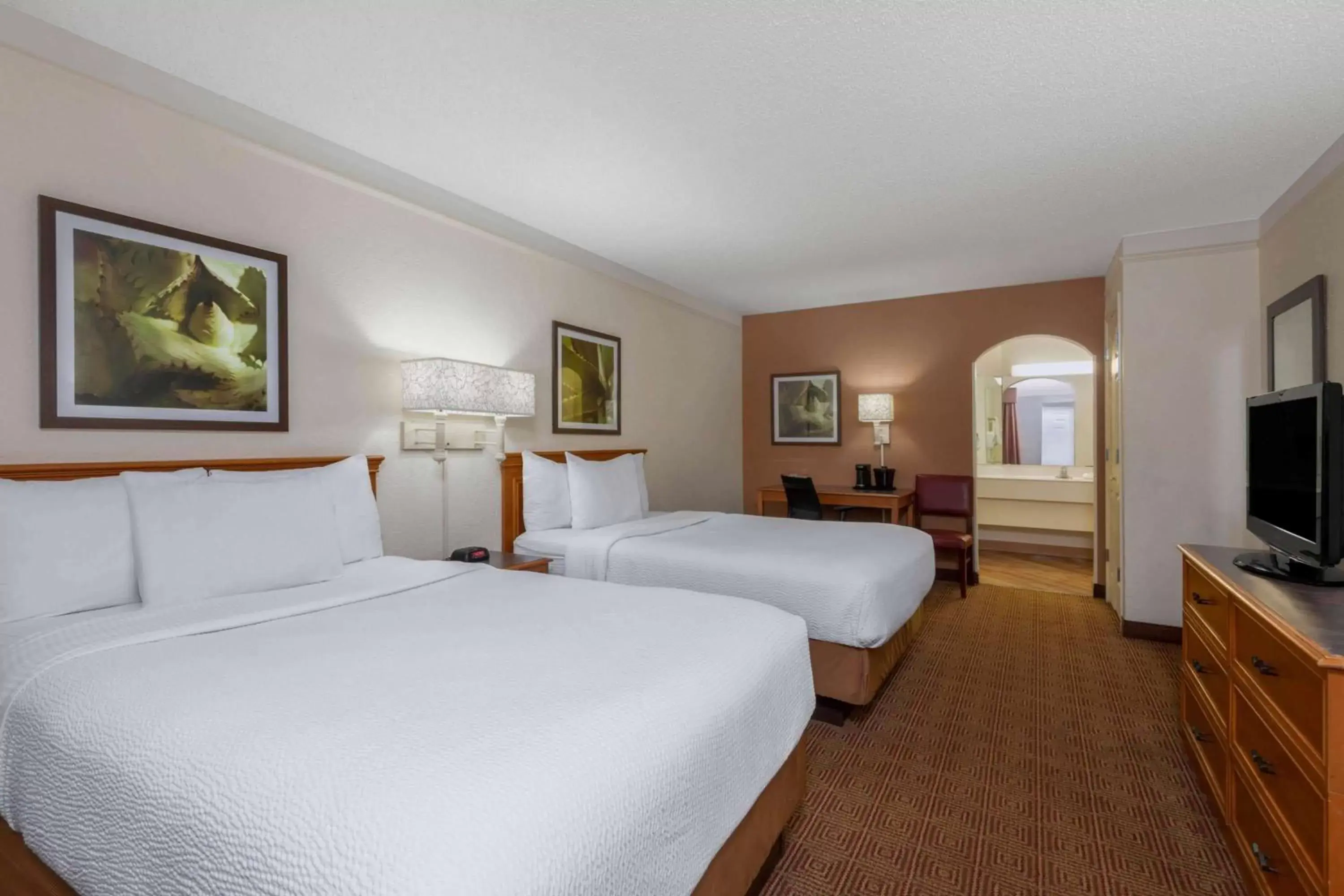 Double Room with Two Double Beds and Bath Tub - Hearing Accessible/Non-Smoking in La Quinta East Deerfield Beach - Boca Raton Double Room with Two Double Beds and Bath Tub - Hearing Accessible/Non-Smoking in La Quinta East Deerfield Beach - Boca Raton