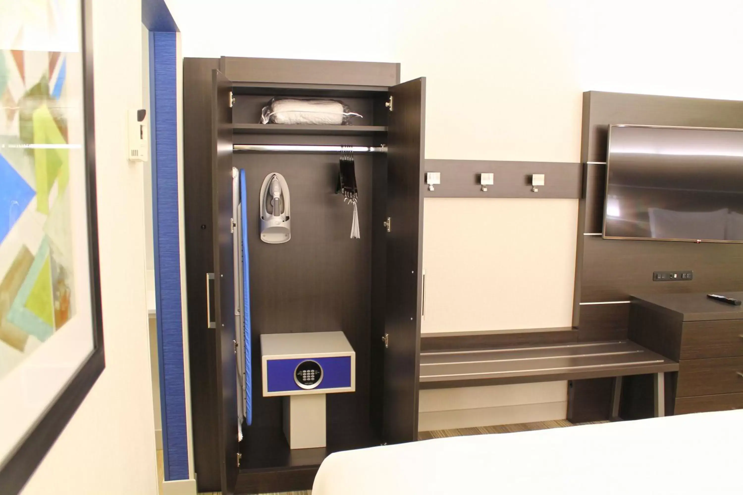 Deluxe King Room in Holiday Inn Express & Suites - St. Louis South - I-55 by IHG Deluxe King Room in Holiday Inn Express & Suites - St. Louis South - I-55 by IHG