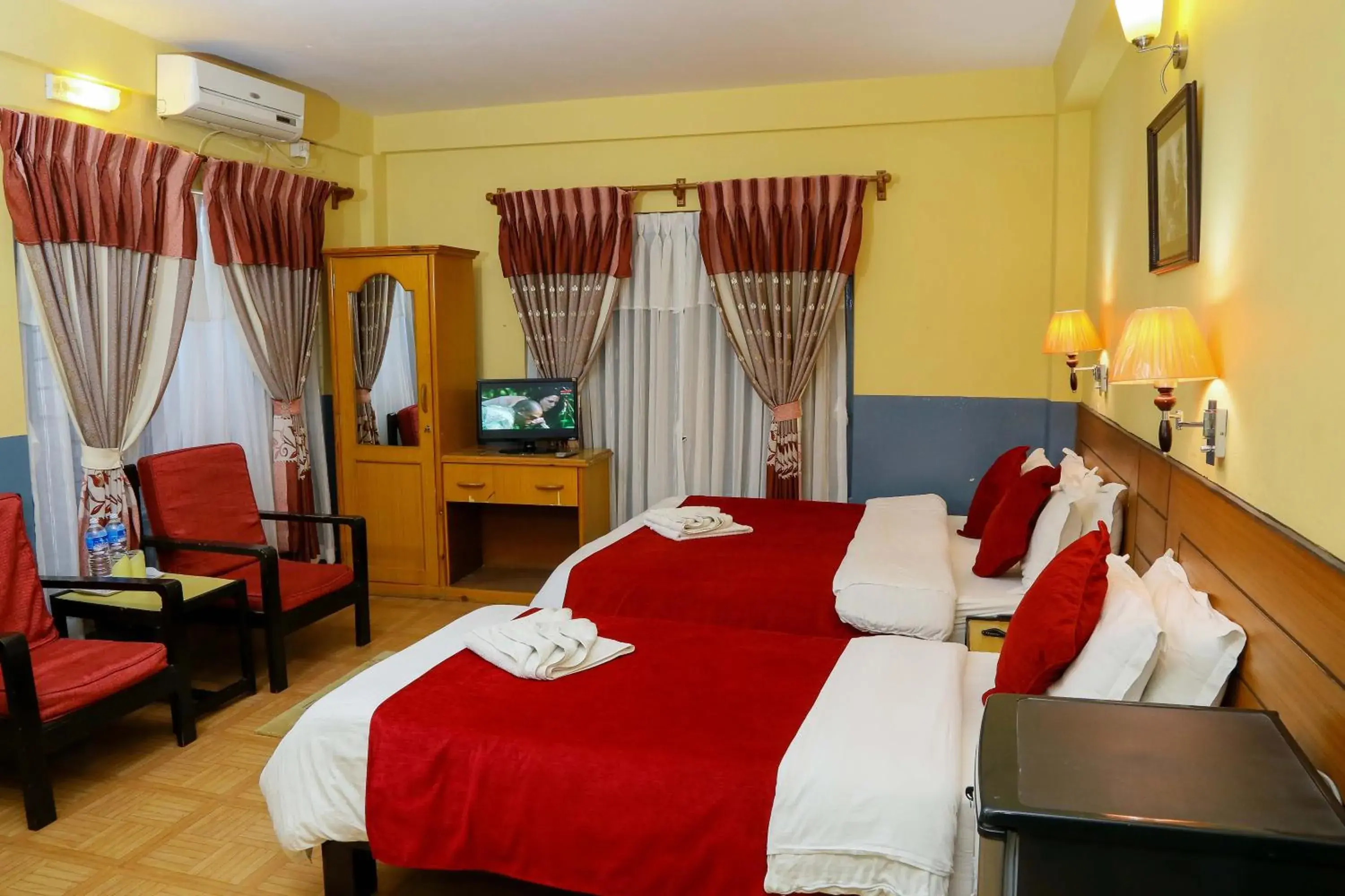 Deluxe Family Room with Balcony in Hotel Silver Oaks Inn Deluxe Family Room with Balcony in Hotel Silver Oaks Inn