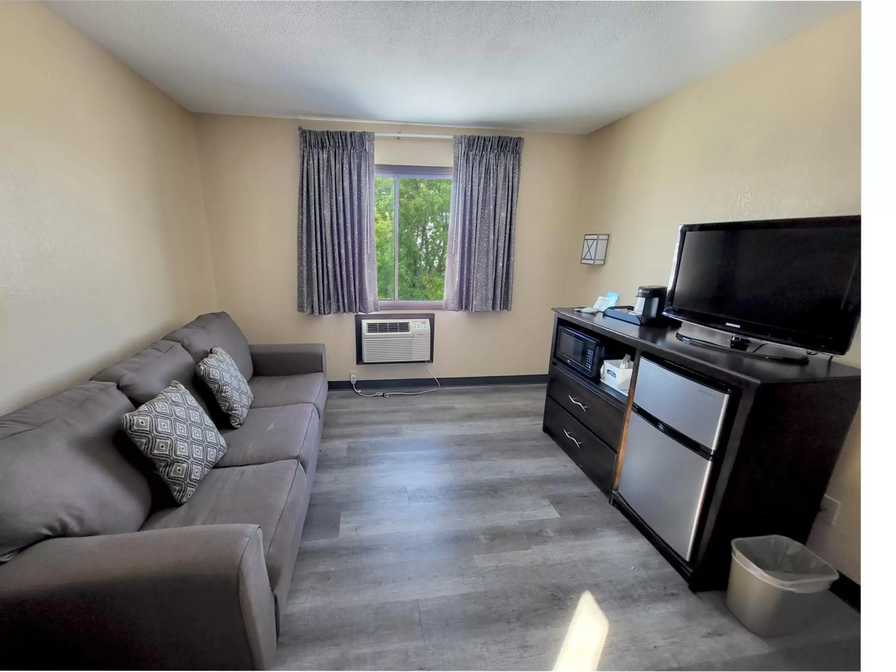 Deluxe King Room - Mobility Access/Non-Smoking in Howard Johnson by Wyndham Waterloo/Cedar Falls Deluxe King Room - Mobility Access/Non-Smoking in Howard Johnson by Wyndham Waterloo/Cedar Falls