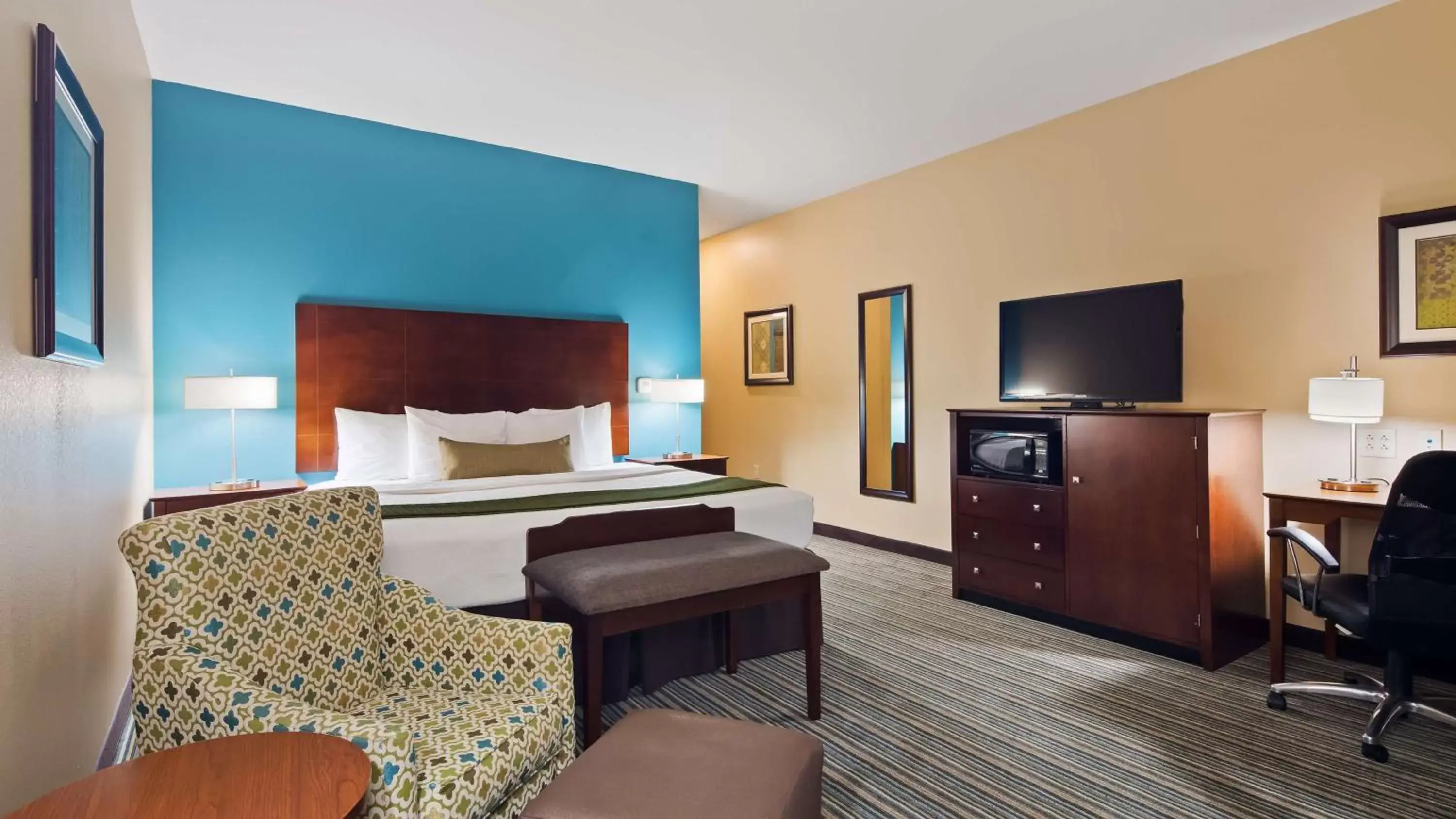 King Room with Roll-In Shower - Disability Access in Best Western Plus Patterson Park Inn King Room with Roll-In Shower - Disability Access in Best Western Plus Patterson Park Inn