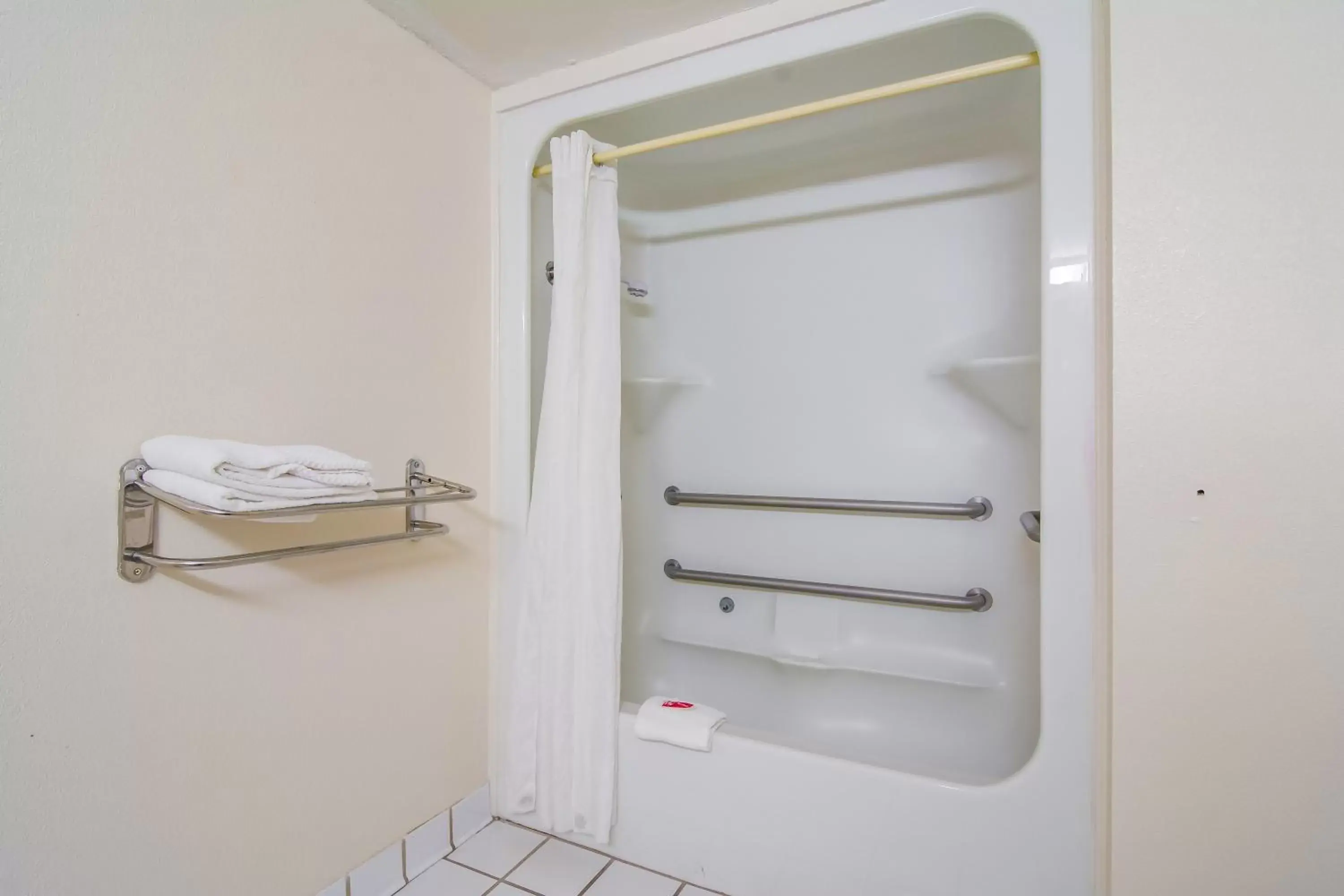 Queen Room - Accessible/Smoking in Econo Lodge Garner - Raleigh Queen Room - Accessible/Smoking in Econo Lodge Garner - Raleigh