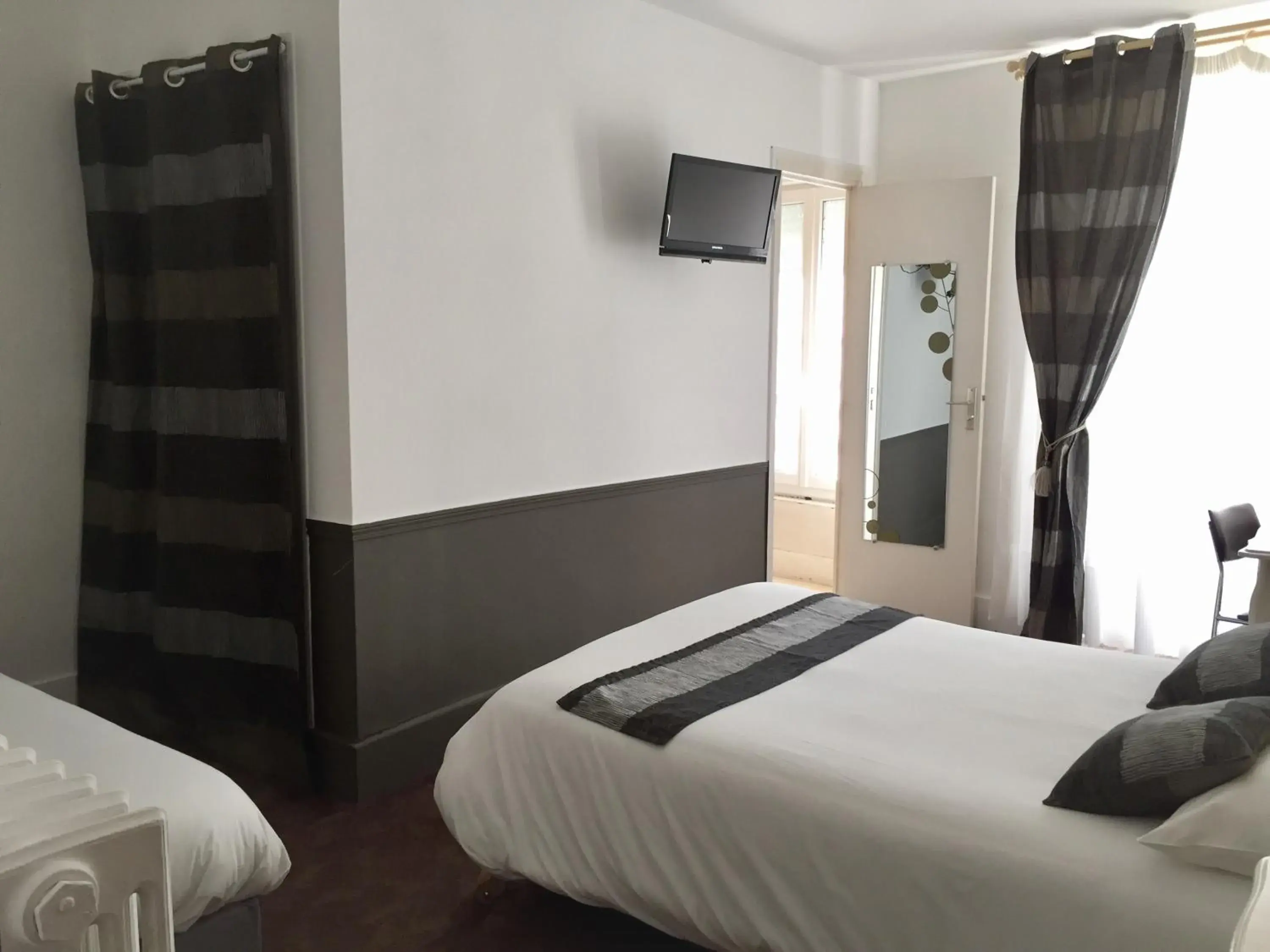 Triple Room in Hôtel Villa Du Parc Triple Room in Hôtel Villa Du Parc