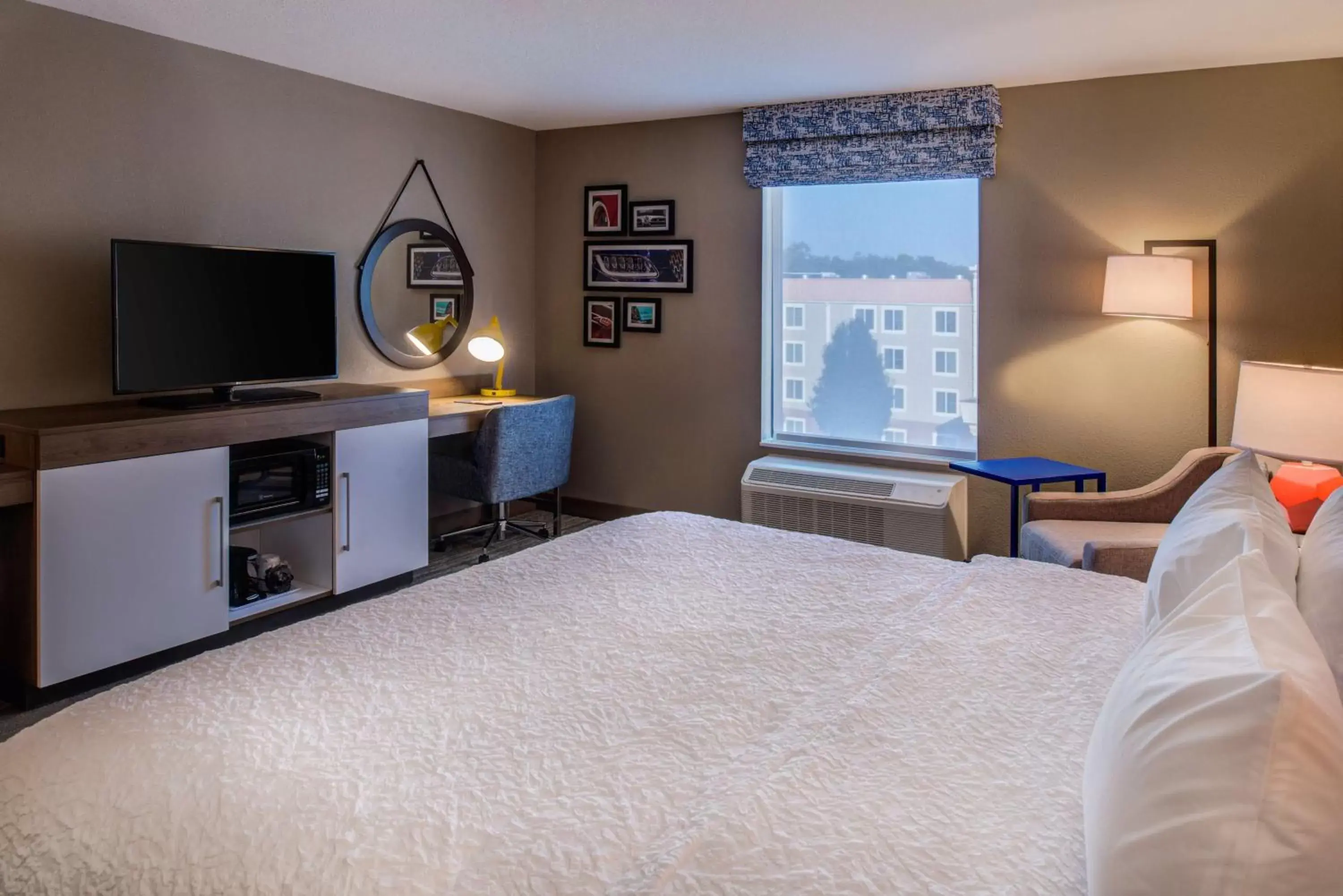 King Room - Mobility/Hearing Accessible with Tub in Hampton Inn & Suites Wixom/Novi/Detroit, Mi King Room - Mobility/Hearing Accessible with Tub in Hampton Inn & Suites Wixom/Novi/Detroit, Mi