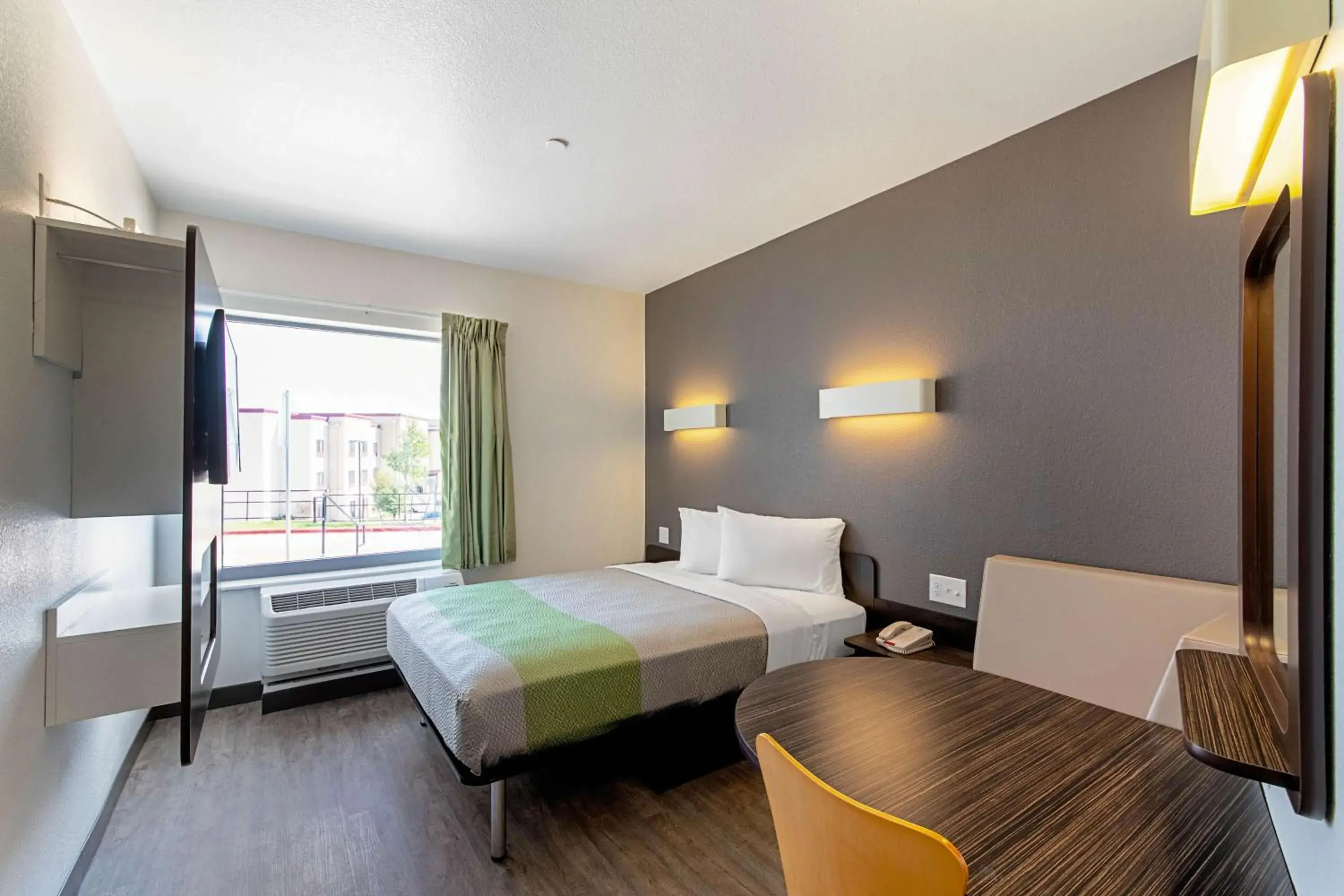 Deluxe Queen Room in Motel 6 Austin Airport Deluxe Queen Room in Motel 6 Austin Airport