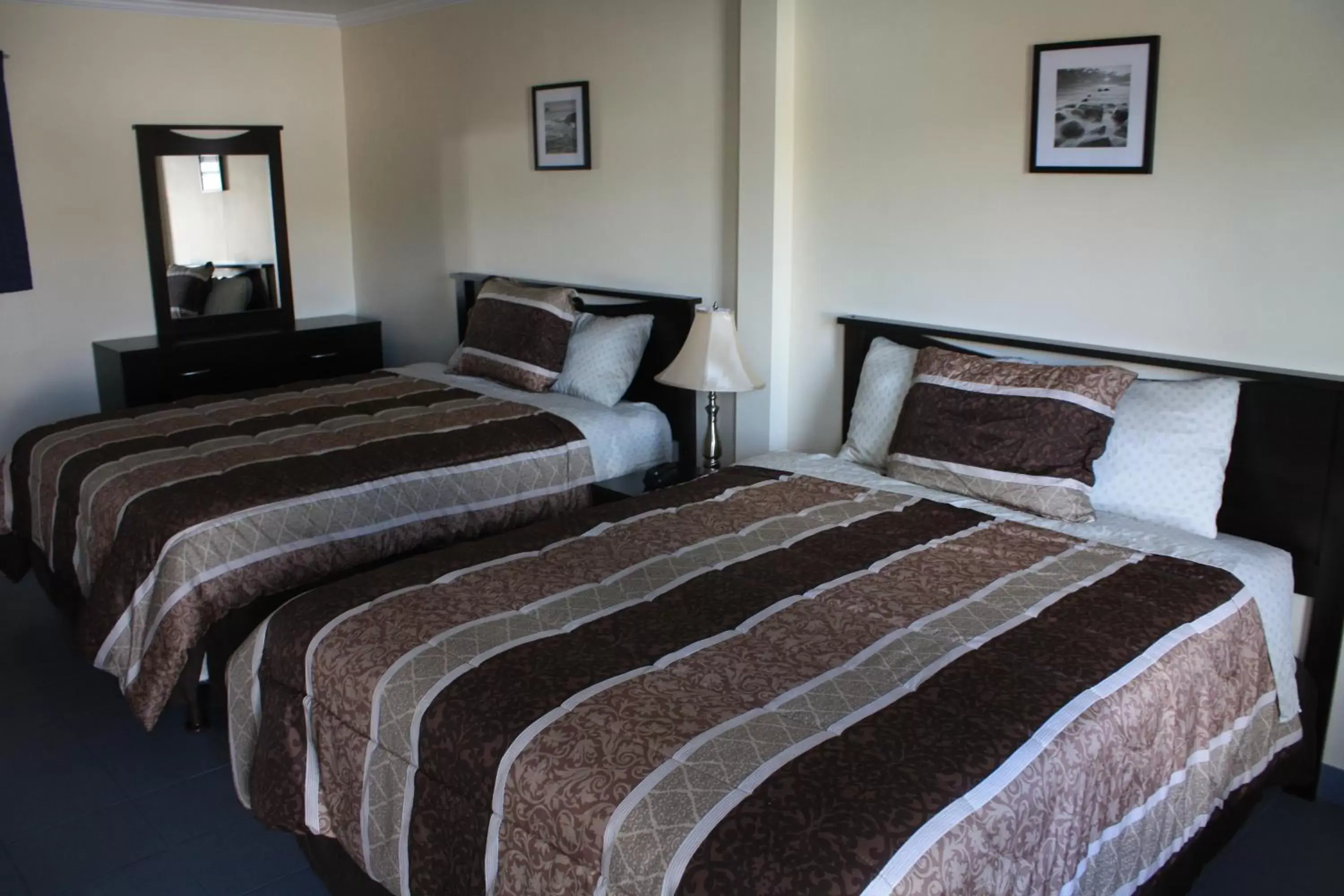 Queen Room with Two Queen Beds in Sunny Beach Motel Queen Room with Two Queen Beds in Sunny Beach Motel