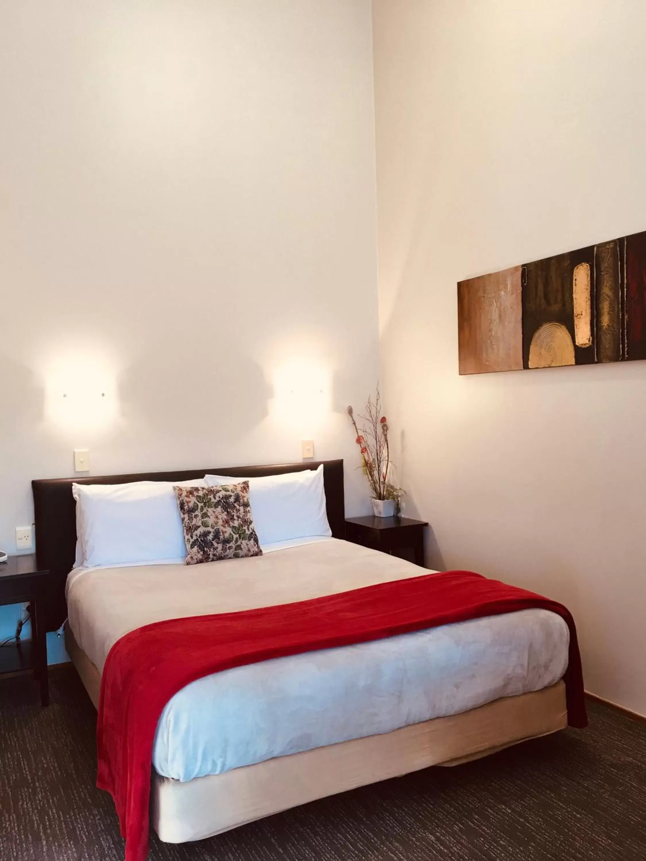 Downstairs Studio in Cascades Lakefront Motel Downstairs Studio in Cascades Lakefront Motel