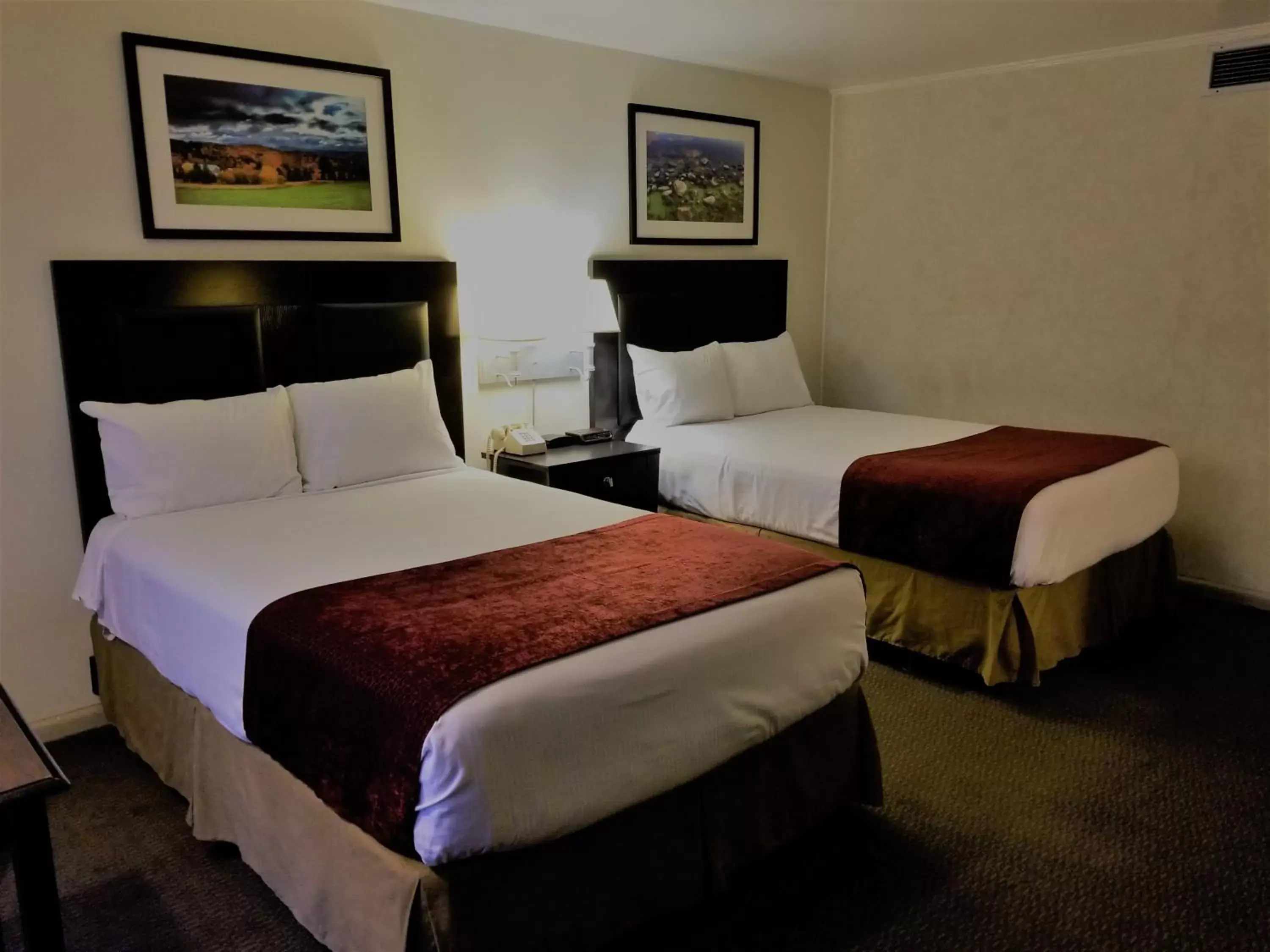 Double Room with Two Double Beds and Bath Tub - Mobility Accessible/Non-Smoking in Ramada by Wyndham Washington Double Room with Two Double Beds and Bath Tub - Mobility Accessible/Non-Smoking in Ramada by Wyndham Washington