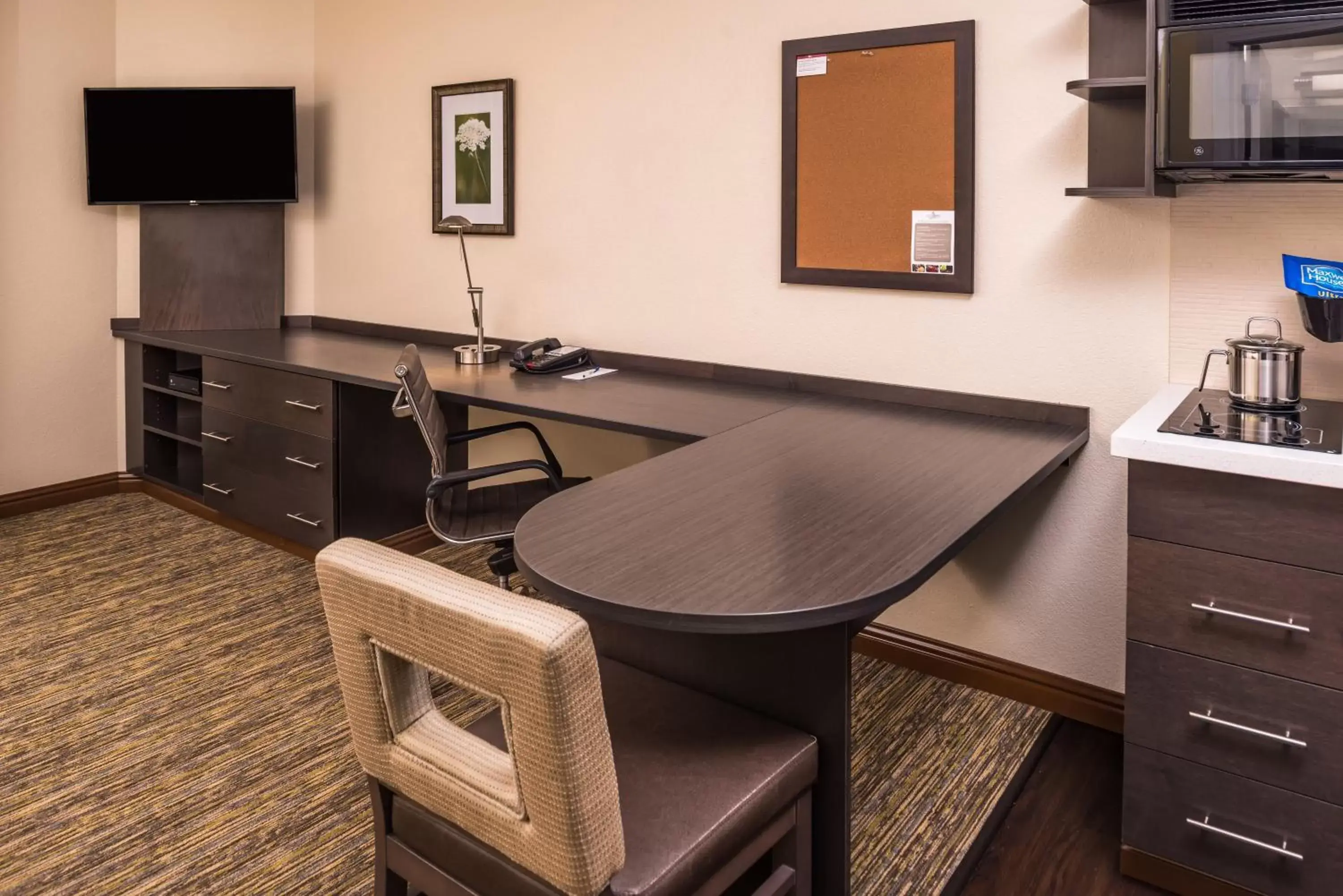 Queen Studio with Two Queen Beds - Disability Access Tub - Non-Smoking in Candlewood Suites Kansas City, an IHG Hotel Queen Studio with Two Queen Beds - Disability Access Tub - Non-Smoking in Candlewood Suites Kansas City, an IHG Hotel