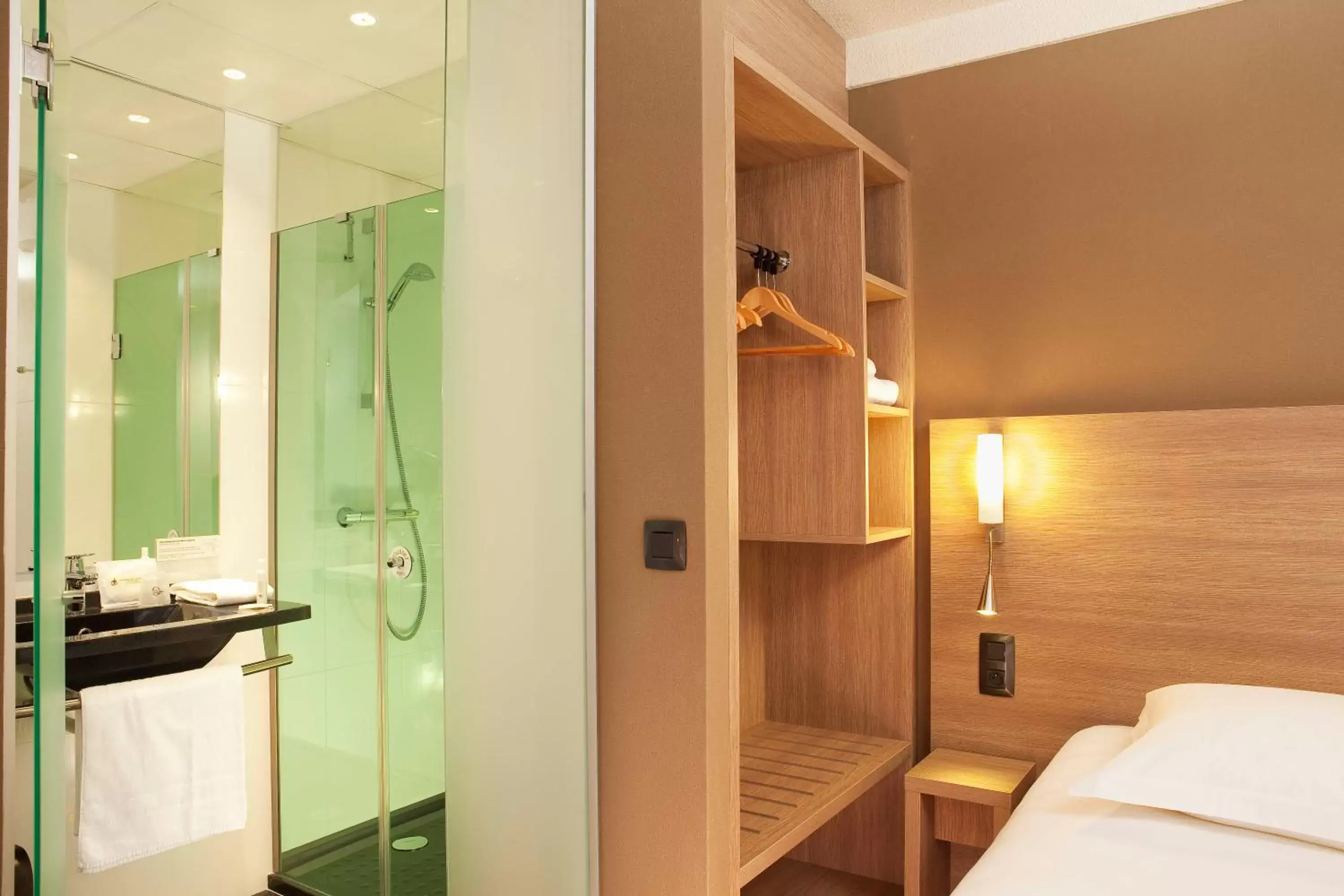 Superior Double Room in Escale Oceania Quimper Centre Superior Double Room in Escale Oceania Quimper Centre