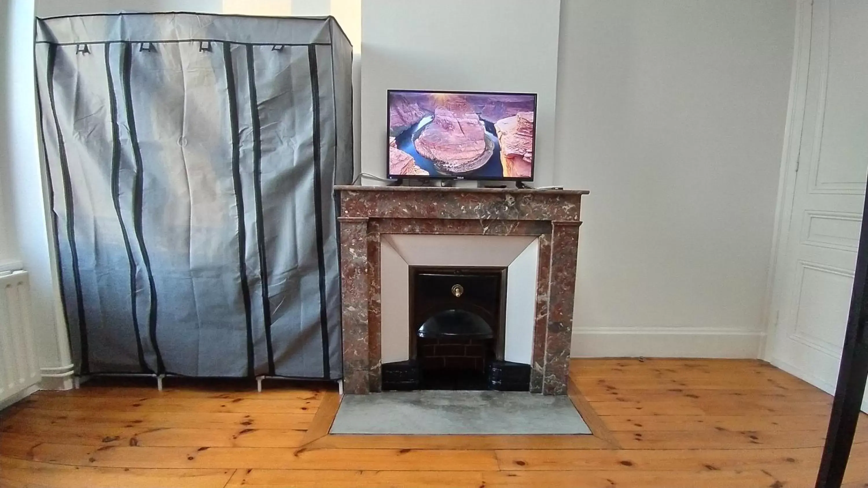 Economy Quadruple Room - single occupancy in La Batisse de Saint-Chamond ( chambres ) Economy Quadruple Room - single occupancy in La Batisse de Saint-Chamond ( chambres )