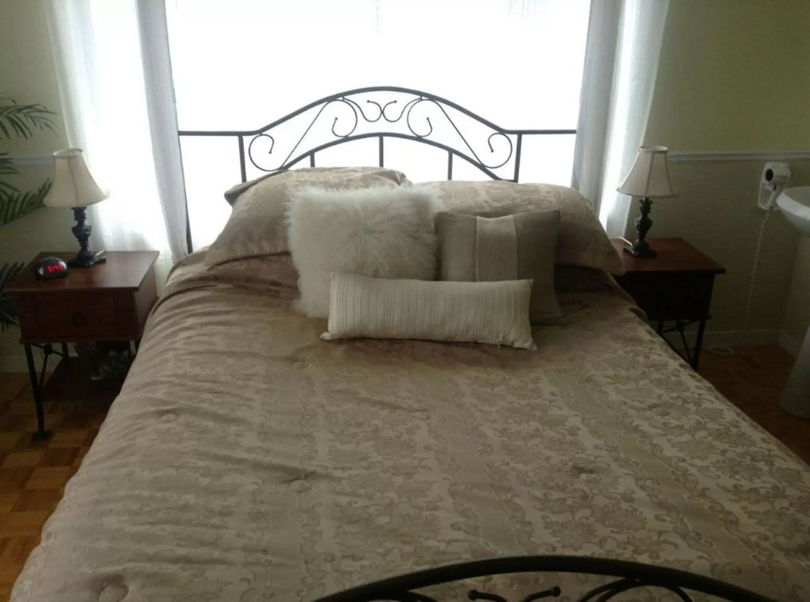 Queen Room in Gîte Maison Parc Delormier Queen Room in Gîte Maison Parc Delormier