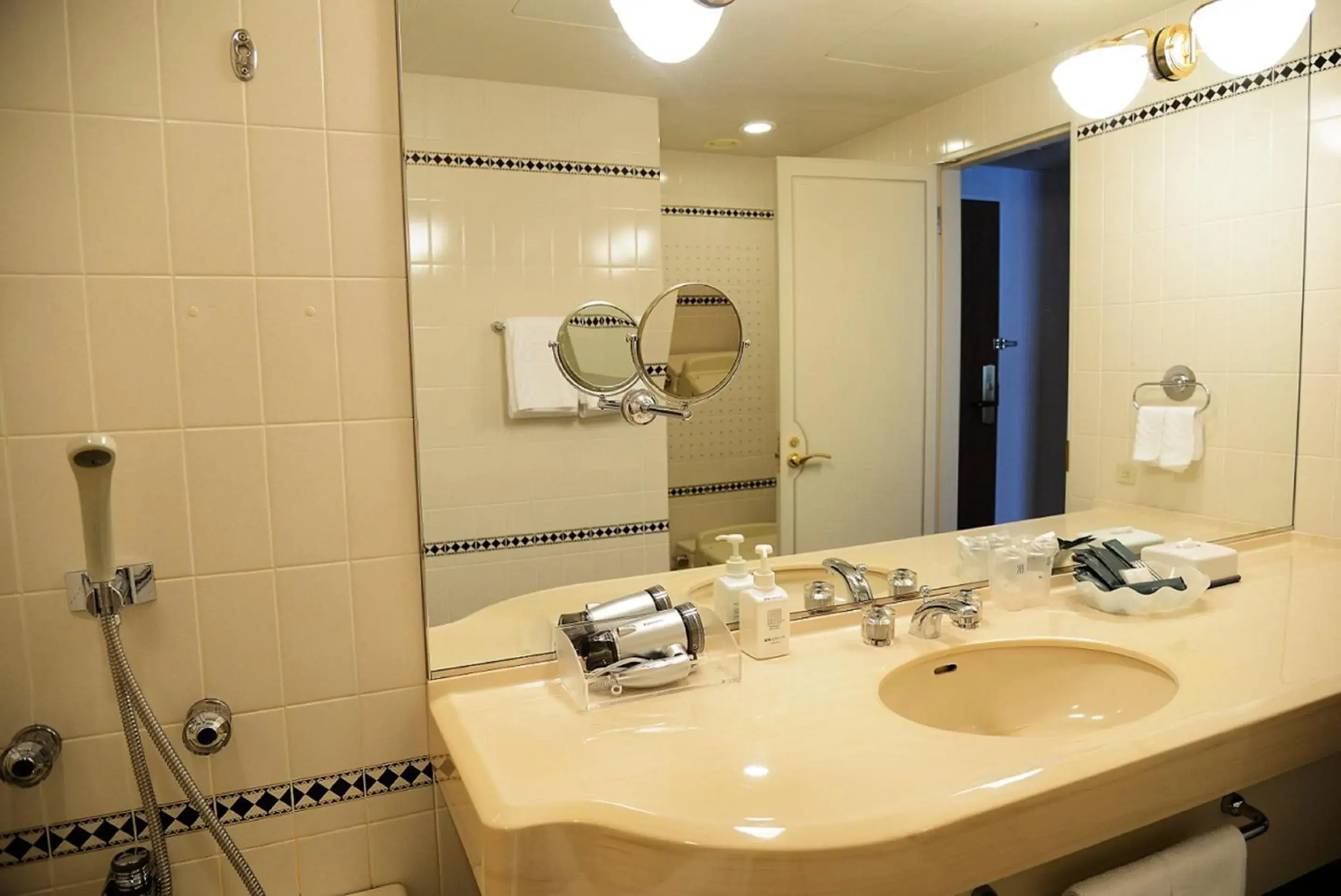 Standard Twin Room with Extra Bed 34㎡ - Non-Smoking in Rihga Royal Hotel Hiroshima Standard Twin Room with Extra Bed 34㎡ - Non-Smoking in Rihga Royal Hotel Hiroshima