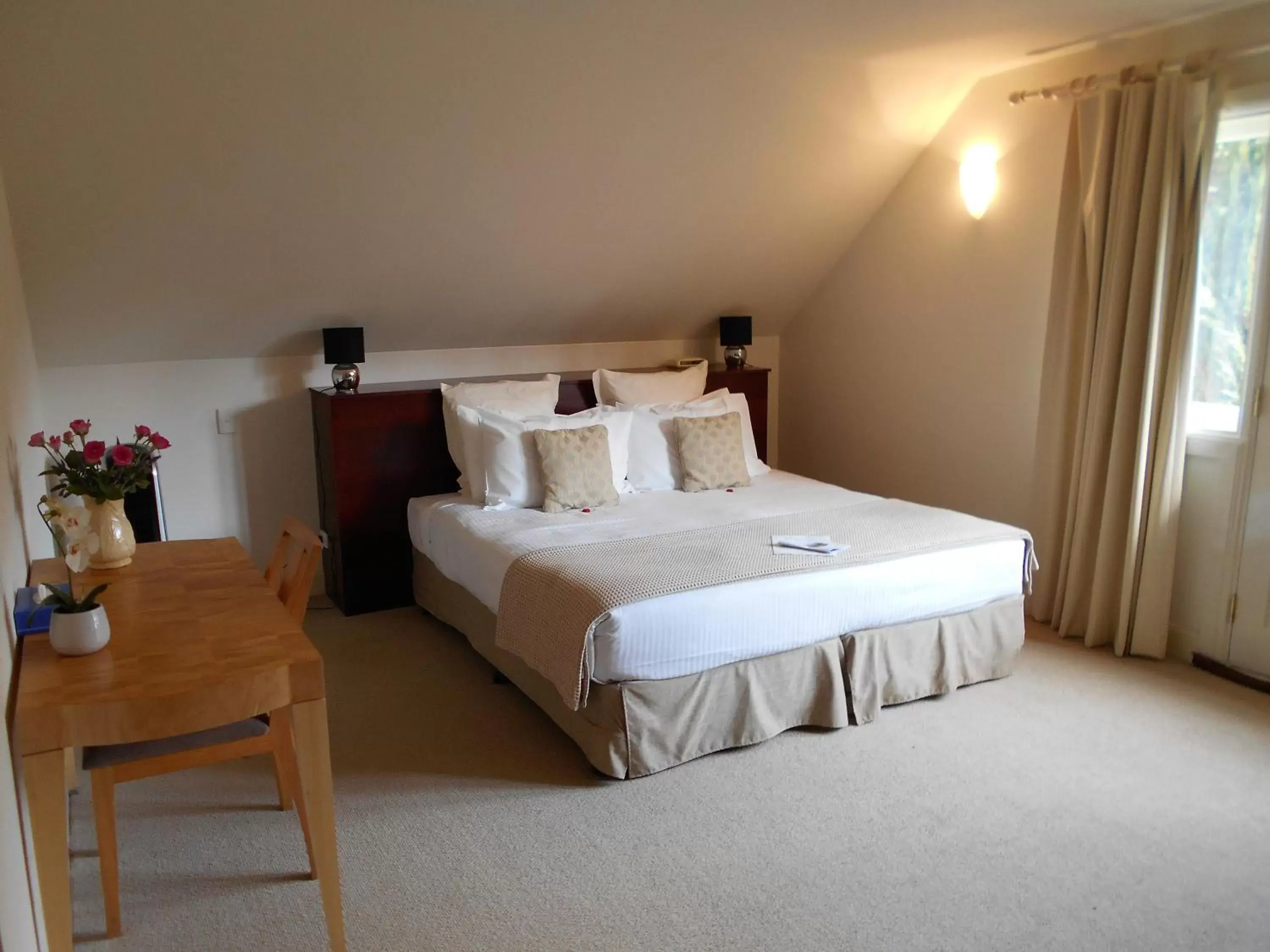 School Masters Premium Room (Suite 9) in Fitzroy Inn Historic Retreat Mittagong School Masters Premium Room (Suite 9) in Fitzroy Inn Historic Retreat Mittagong