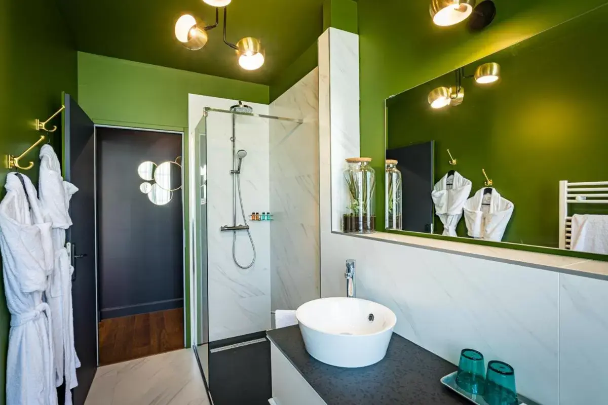 Deluxe Twin Room in Hôtel - Restaurant Le Globe Deluxe Twin Room in Hôtel - Restaurant Le Globe