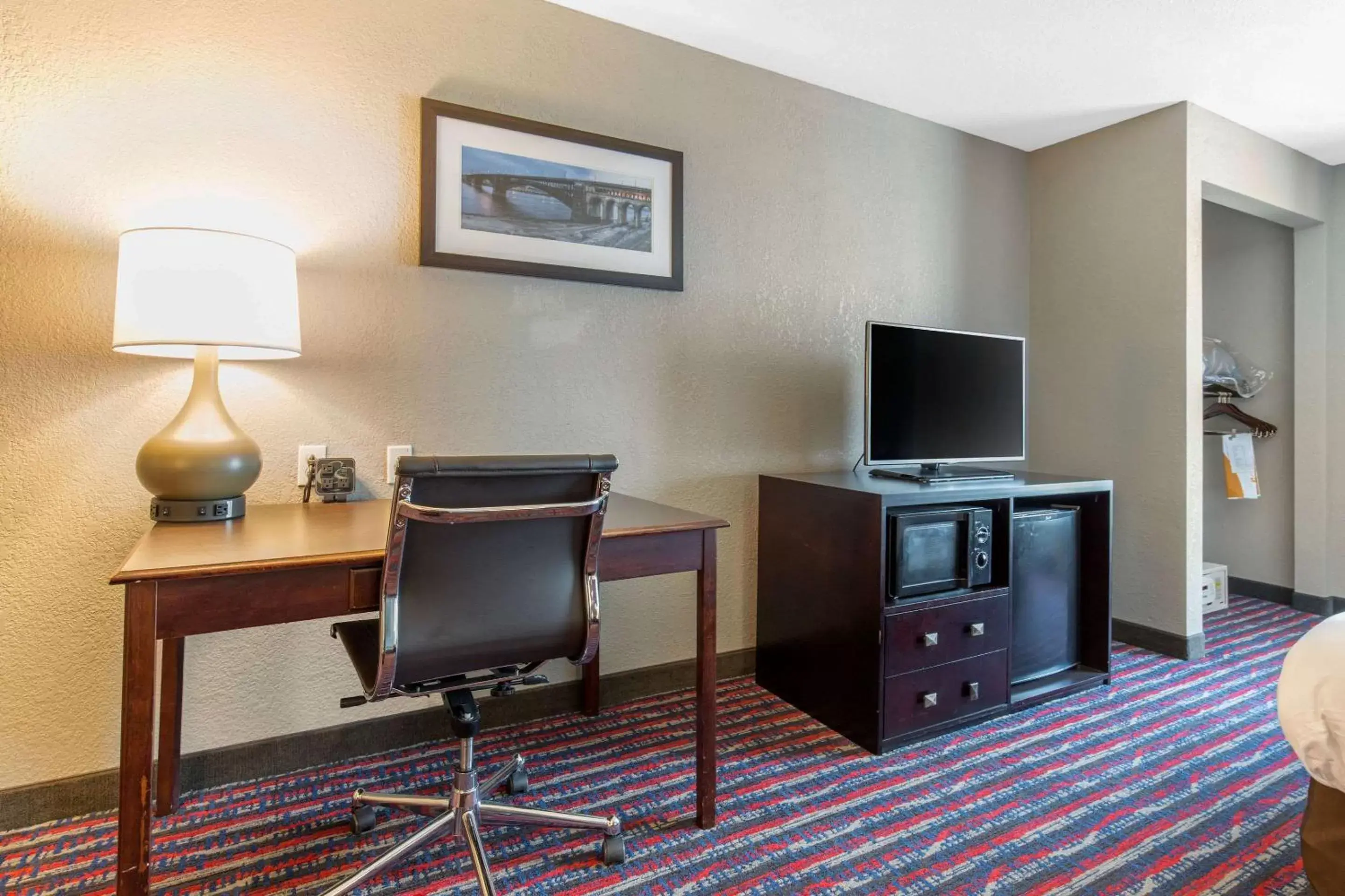 King Suite with 1 Person Whirlpool-In Bath - Accessible/Non-Smoking in Comfort Suites Fairview Heights King Suite with 1 Person Whirlpool-In Bath - Accessible/Non-Smoking in Comfort Suites Fairview Heights