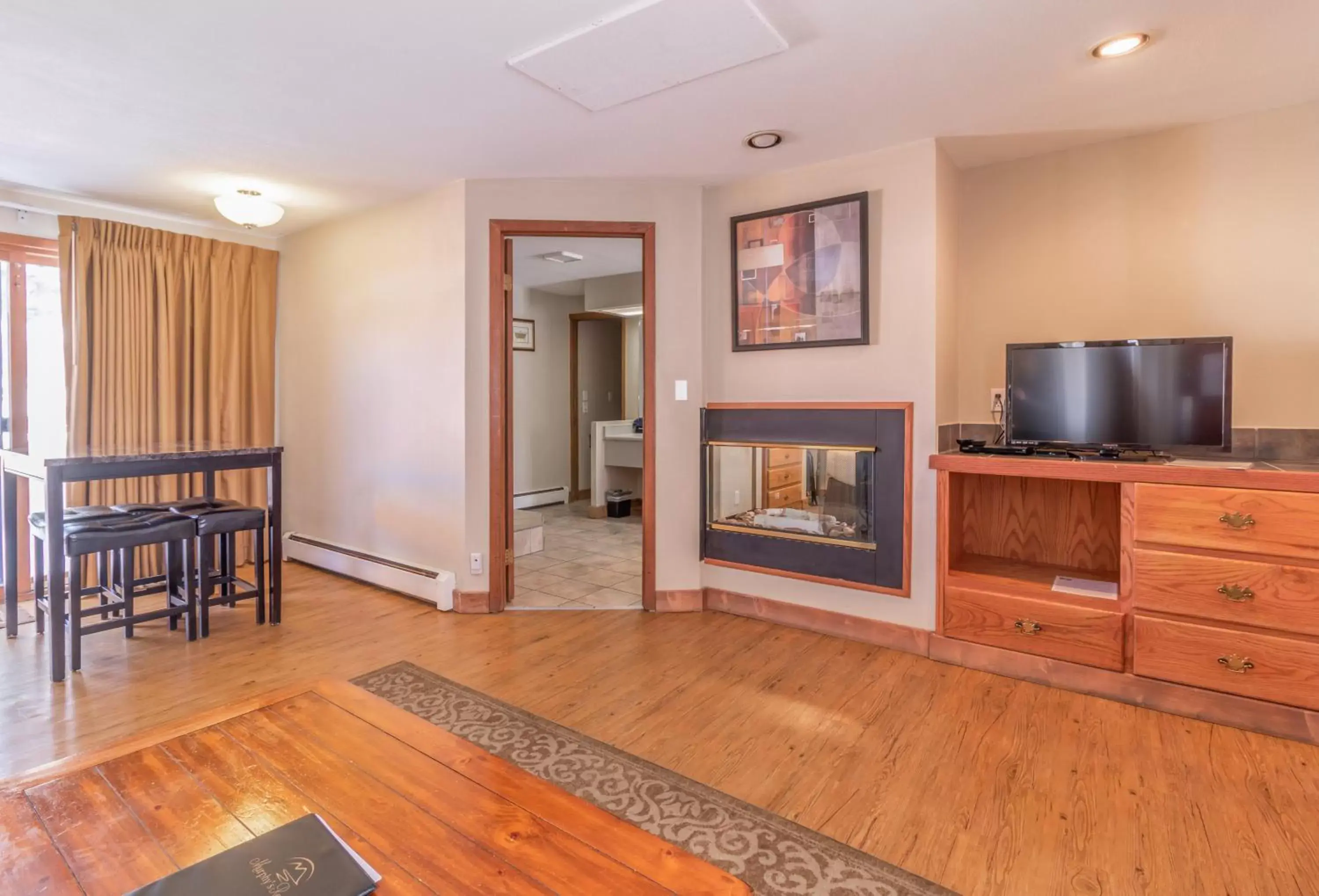 King Suite with Kitchenette 02 in Murphy's Resort King Suite with Kitchenette 02 in Murphy's Resort