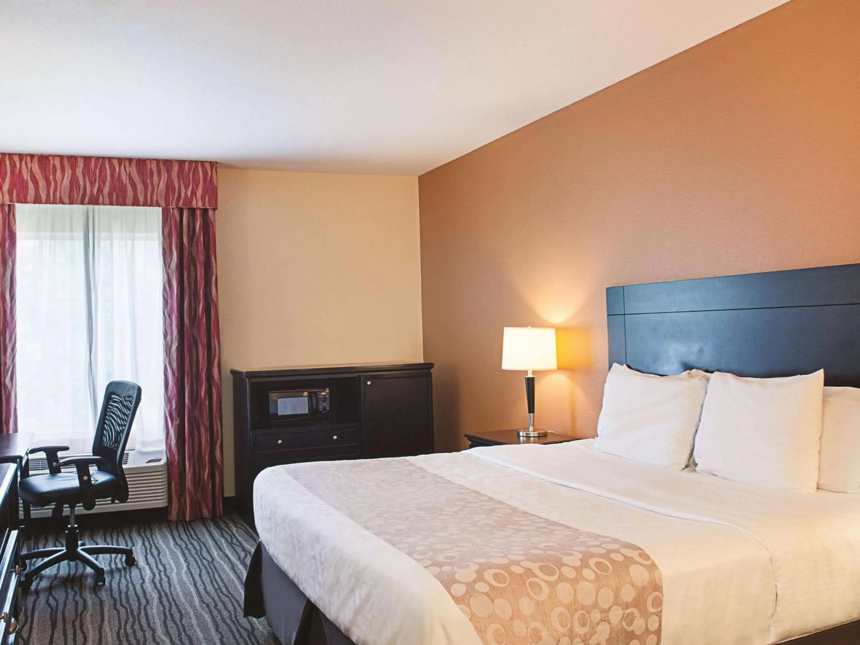 Deluxe King Room in La Quinta by Wyndham Slidell - North Shore Area Deluxe King Room in La Quinta by Wyndham Slidell - North Shore Area