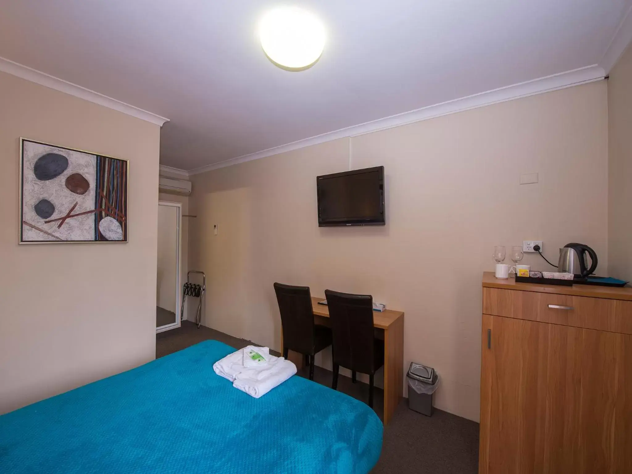 Standard Queen Room in 3 Sisters Motel Standard Queen Room in 3 Sisters Motel