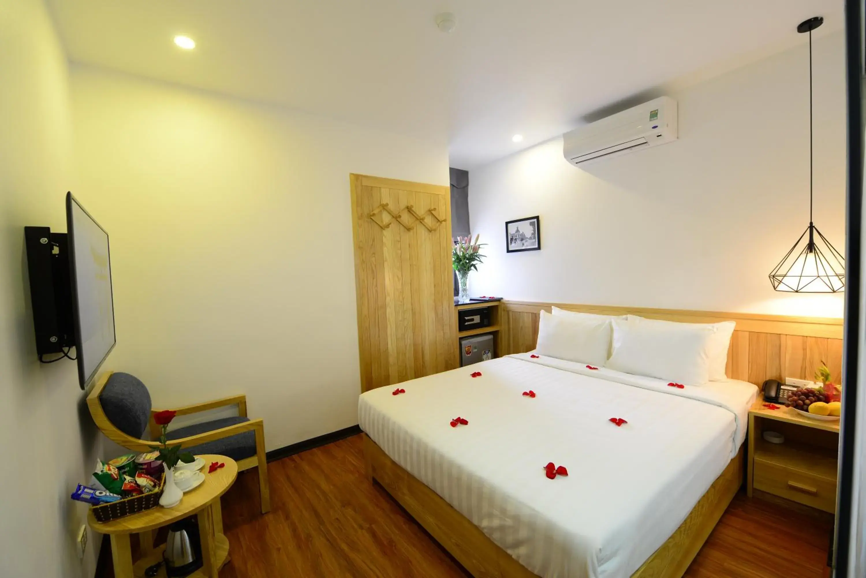 Superior Double Room in Blue Hanoi Inn Luxury Hotel Superior Double Room in Blue Hanoi Inn Luxury Hotel