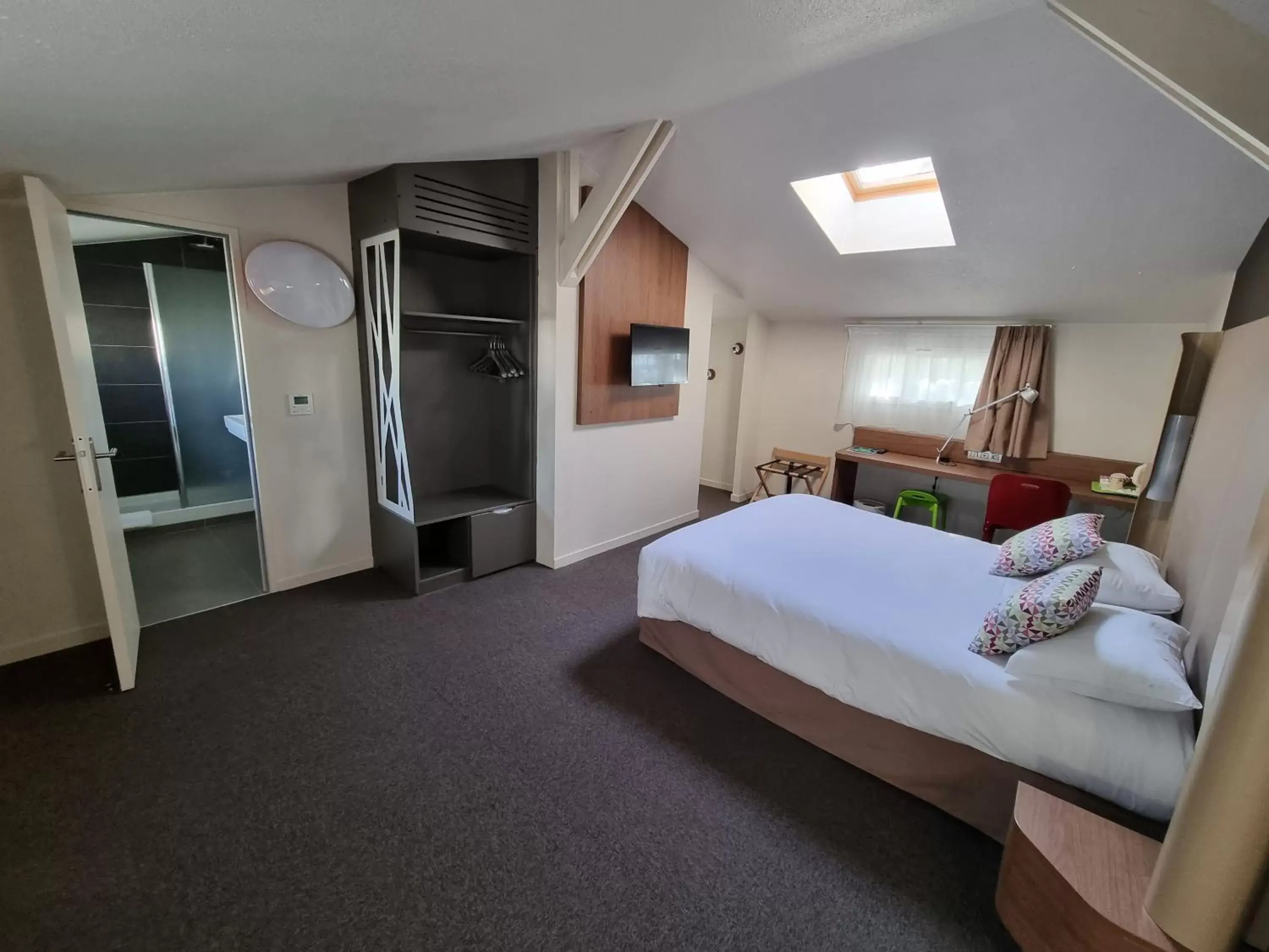 Room with One Double and Twin Beds in Campanile Toulouse - Blagnac Aéroport Room with One Double and Twin Beds in Campanile Toulouse - Blagnac Aéroport