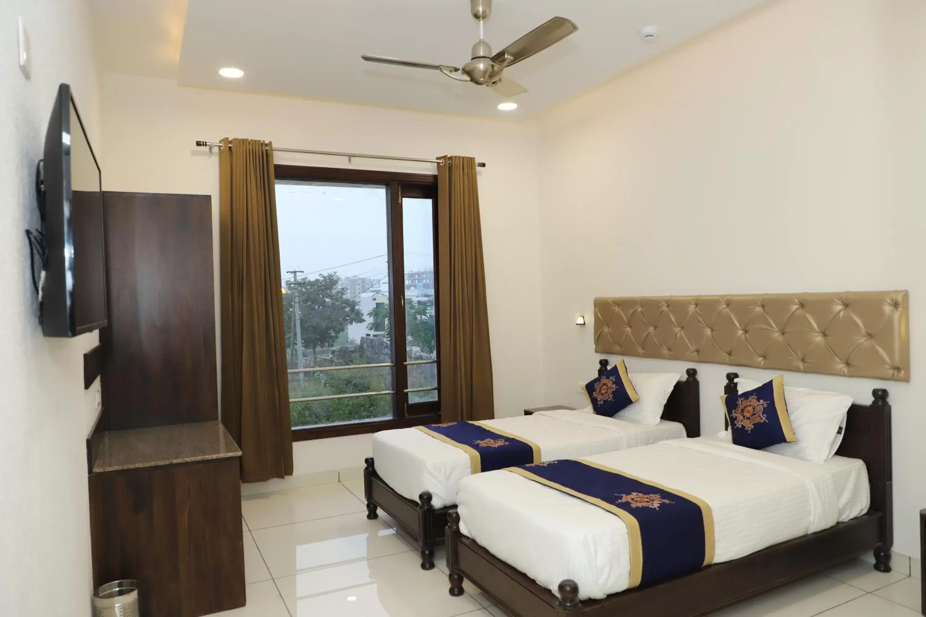 Deluxe Room in Clover Inn Deluxe Room in Clover Inn