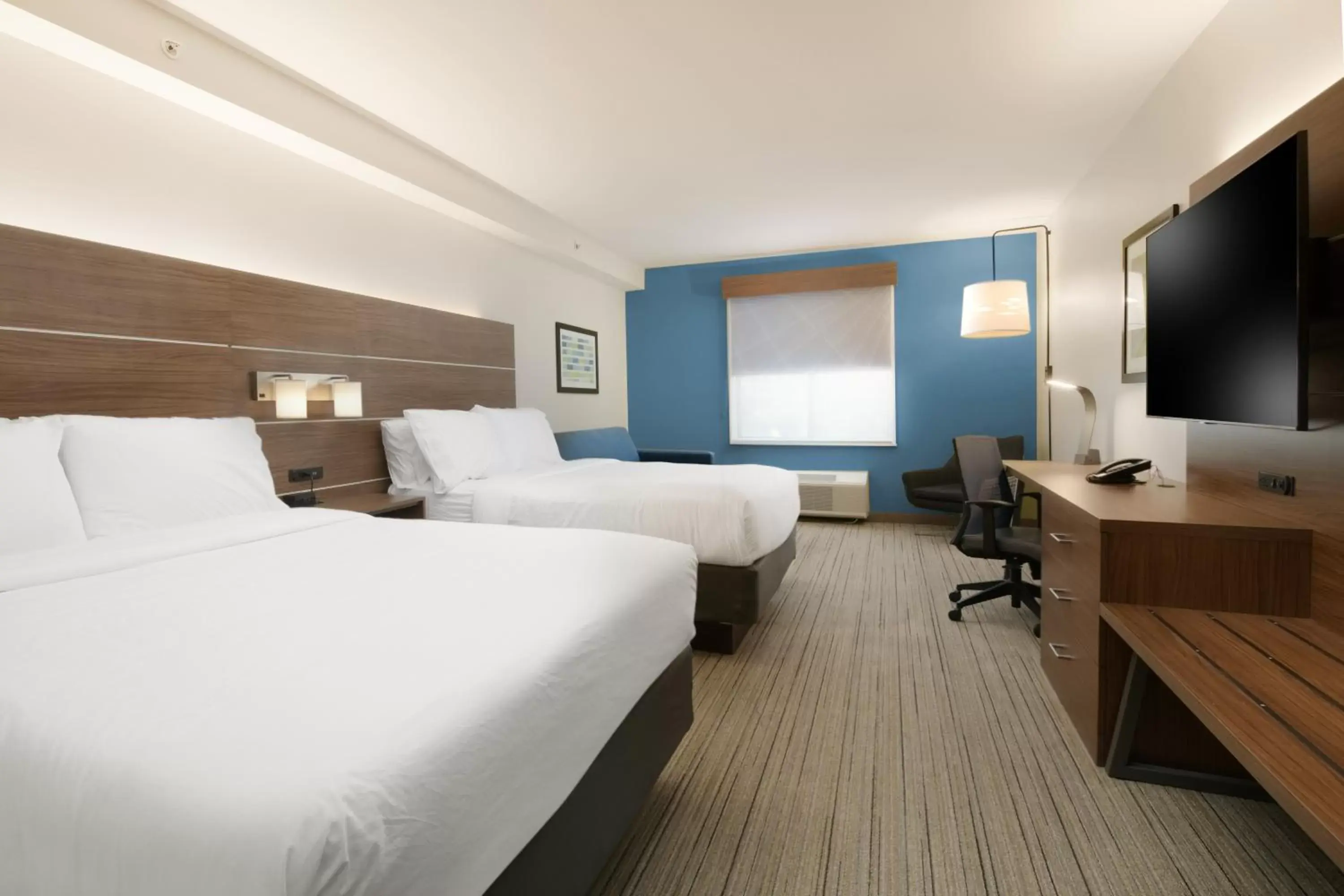 Suite with Two Queen Beds and Mobility Accessible Tub in Holiday Inn Express & Suites - Williamstown - Glassboro by IHG Suite with Two Queen Beds and Mobility Accessible Tub in Holiday Inn Express & Suites - Williamstown - Glassboro by IHG