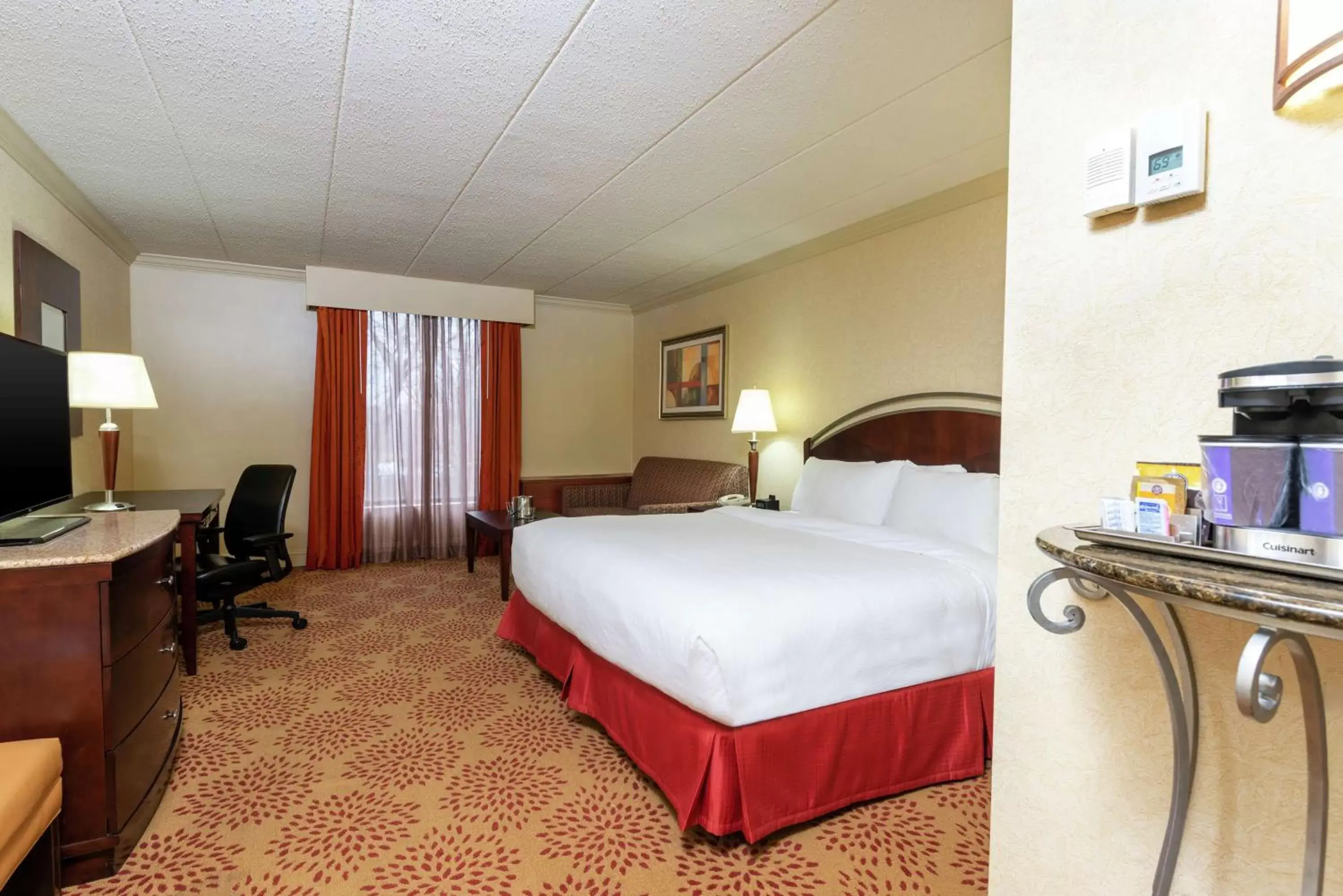 King Room with Tub - Mobility/Hearing Accessible/Non-Smoking in DoubleTree by Hilton Hotel Grand Rapids Airport King Room with Tub - Mobility/Hearing Accessible/Non-Smoking in DoubleTree by Hilton Hotel Grand Rapids Airport