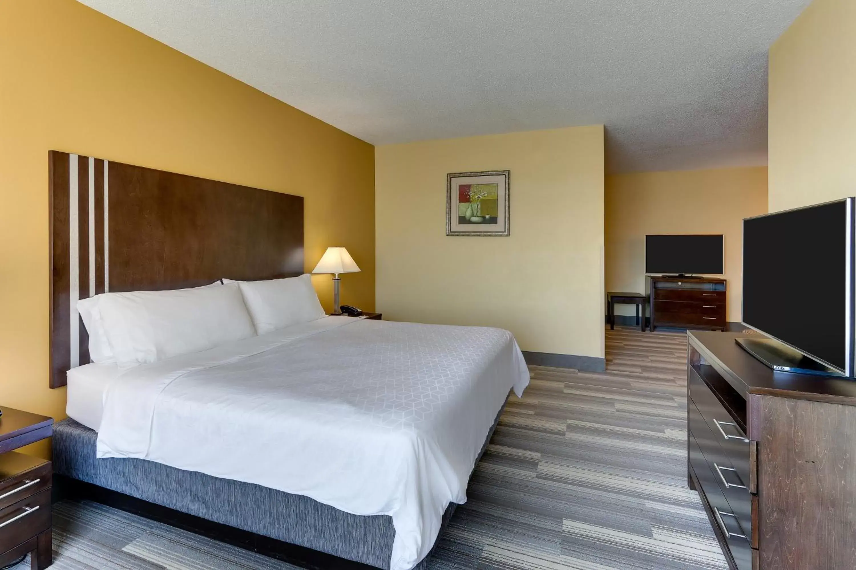 Executive Suite with One King Bed and One Queen Bed - Non-Smoking in Holiday Inn Express Hotel & Suites Richmond, an IHG Hotel Executive Suite with One King Bed and One Queen Bed - Non-Smoking in Holiday Inn Express Hotel & Suites Richmond, an IHG Hotel