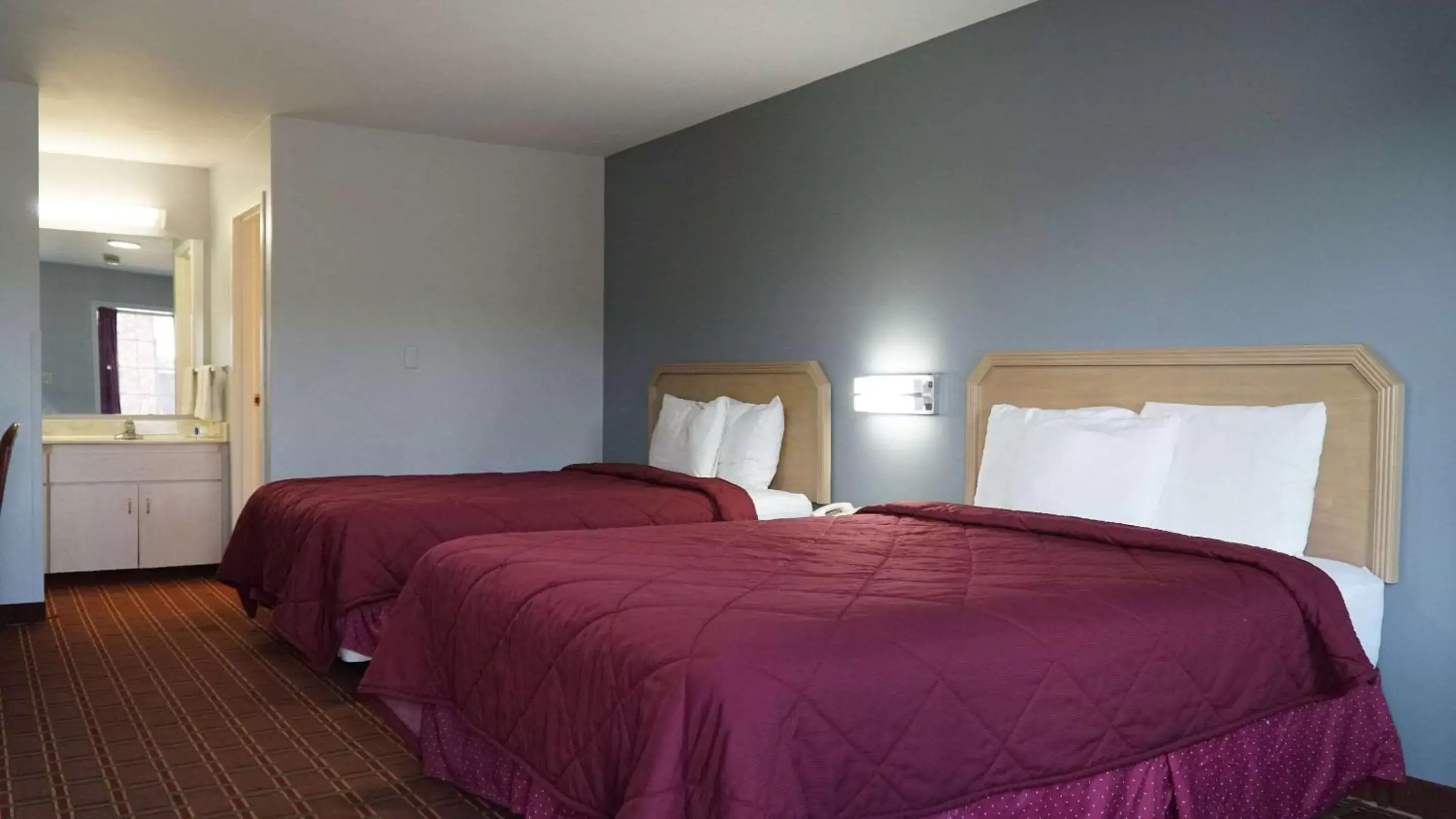 Queen Room with Two Queen Beds - Smoking in Rodeway Inn Queen Room with Two Queen Beds - Smoking in Rodeway Inn