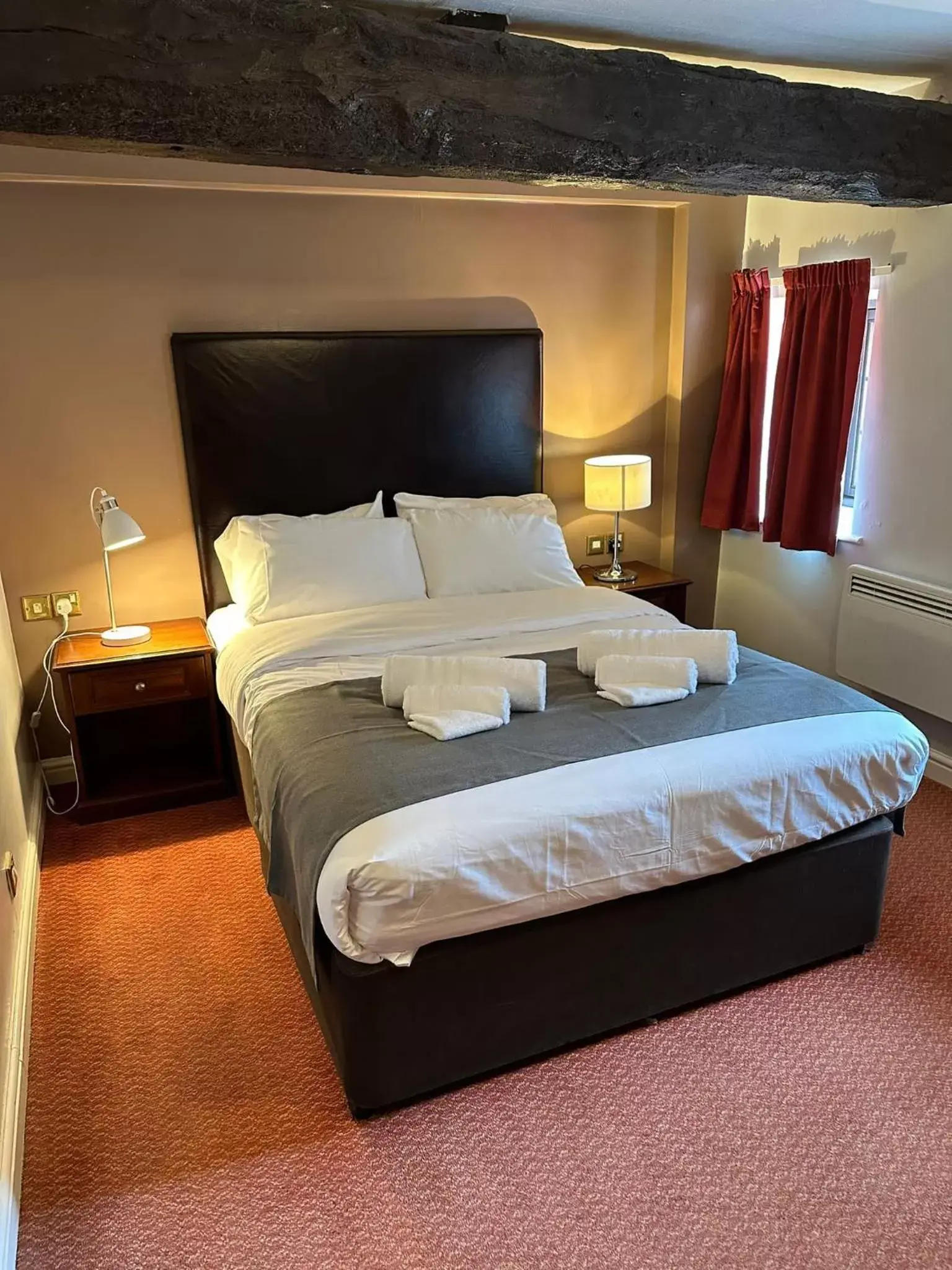 Bed in The Queens Head Inn Bed in The Queens Head Inn