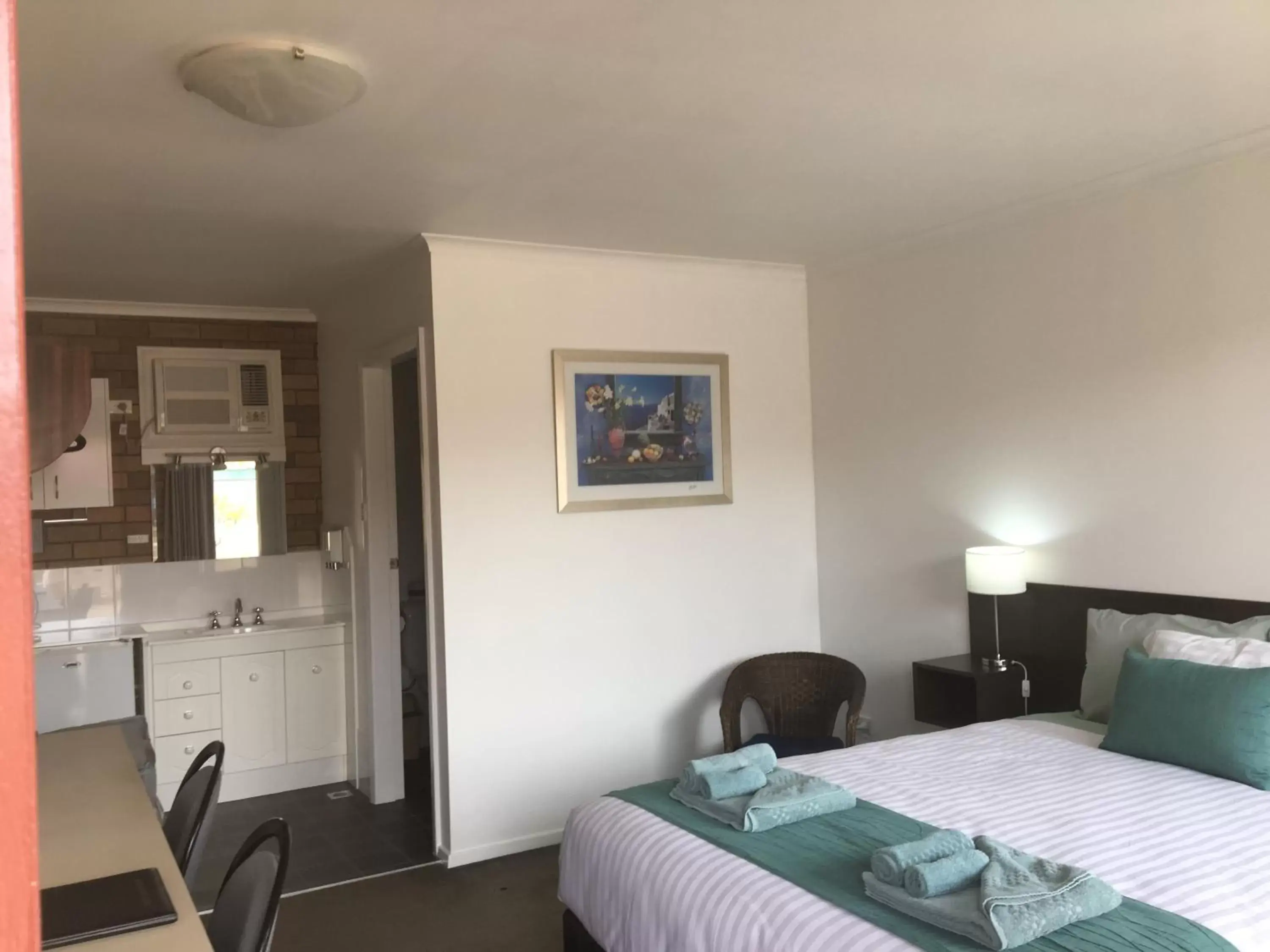 Deluxe Queen Room in Camellia Motel Deluxe Queen Room in Camellia Motel