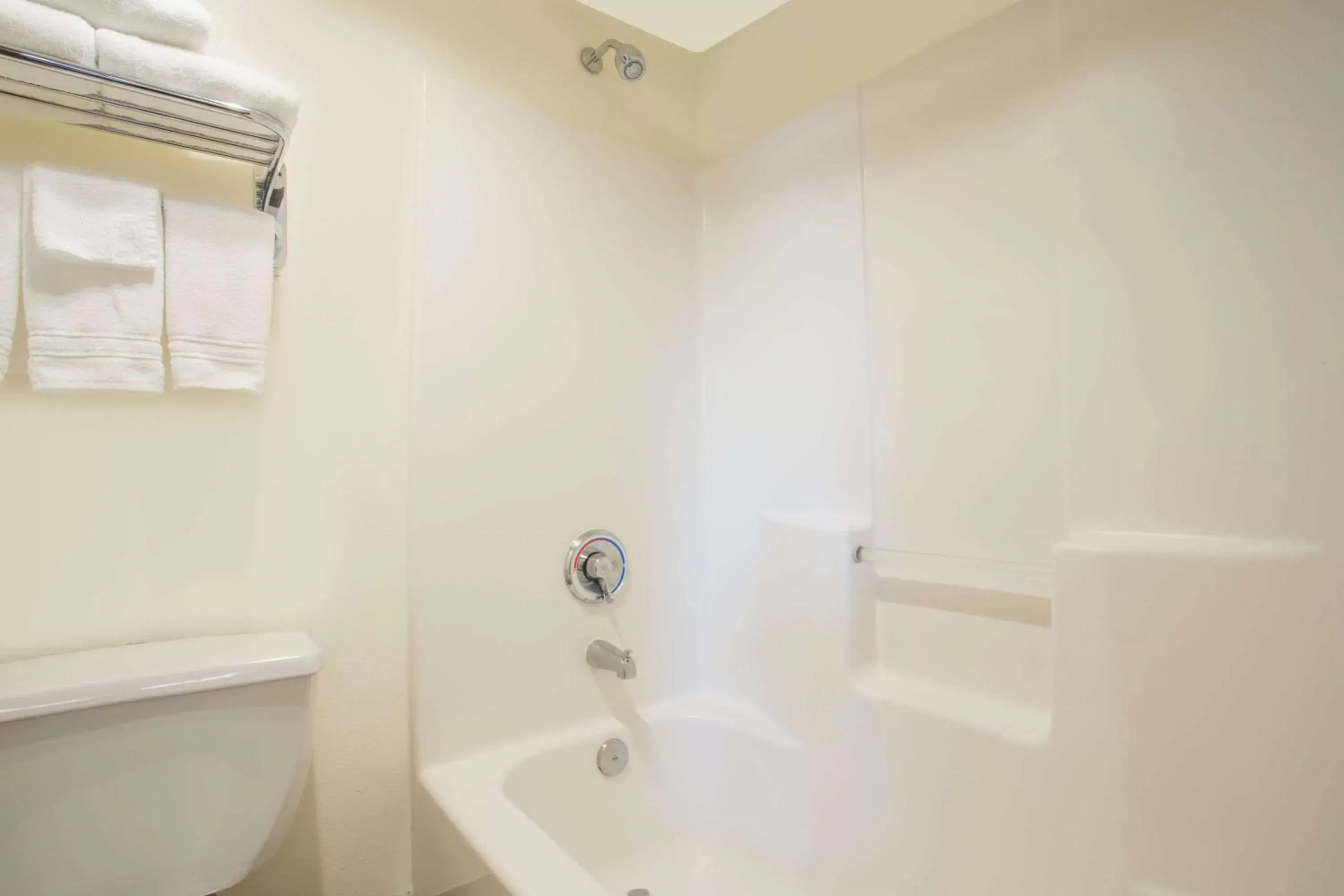 Queen Room - Non-Smoking in Days Inn by Wyndham Seattle Aurora Queen Room - Non-Smoking in Days Inn by Wyndham Seattle Aurora