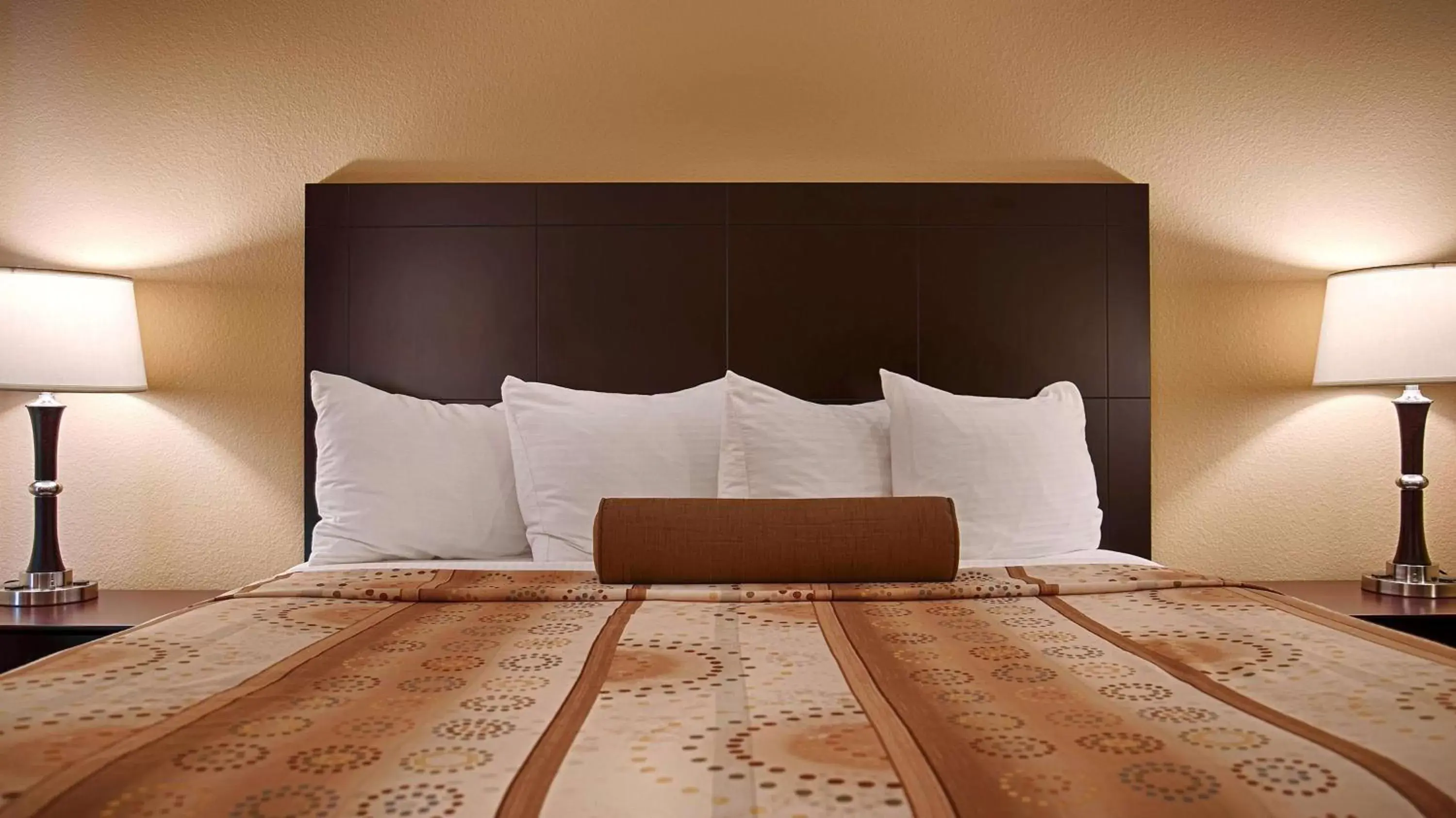 King Room with Bath Tub and Sofa Bed - Disability Access/Non-Smoking in Best Western Plus Royal Mountain Inn & Suites King Room with Bath Tub and Sofa Bed - Disability Access/Non-Smoking in Best Western Plus Royal Mountain Inn & Suites