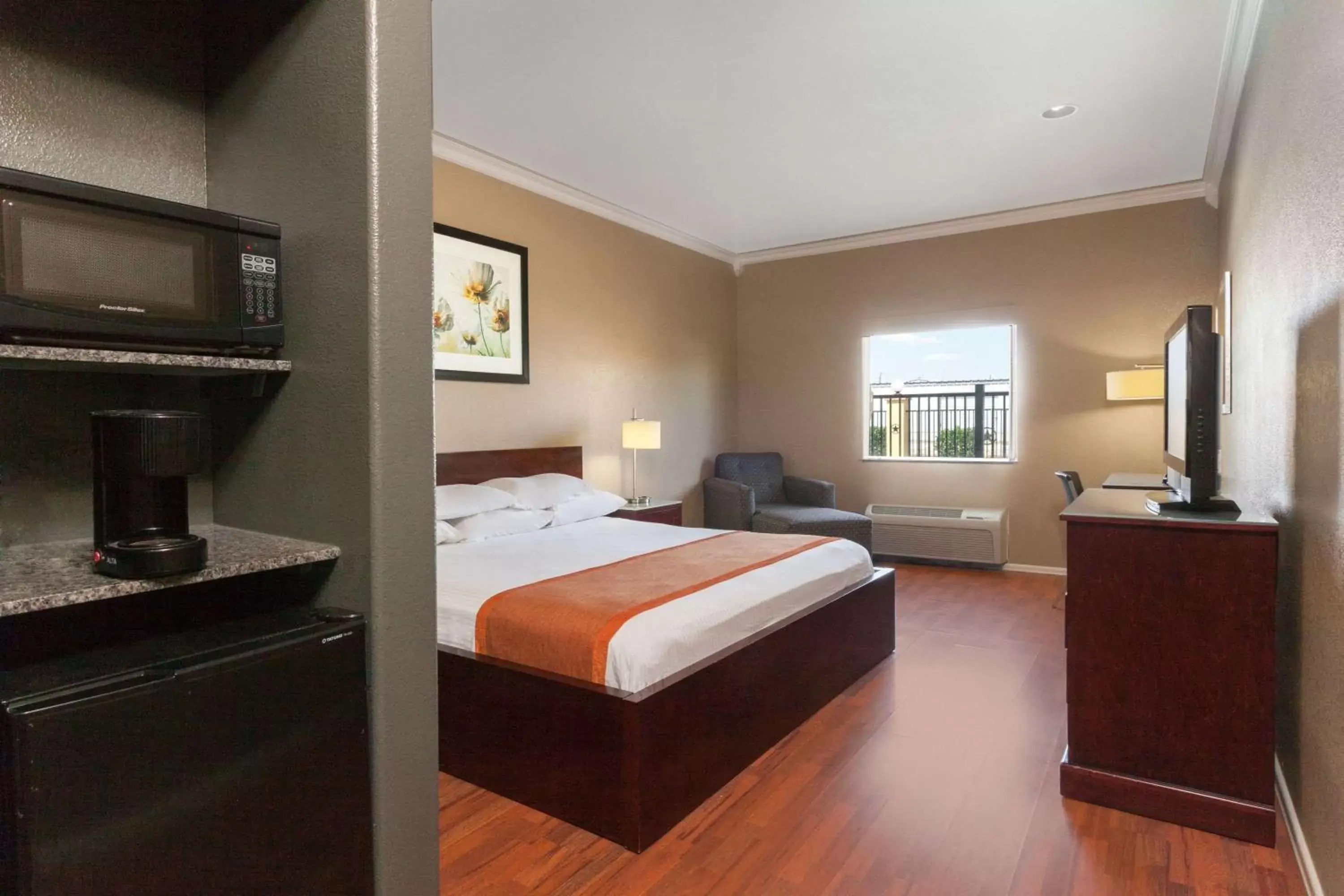 Deluxe King Room - Disability Access - Non-Smoking in Lone Star Inn & Suites Deluxe King Room - Disability Access - Non-Smoking in Lone Star Inn & Suites