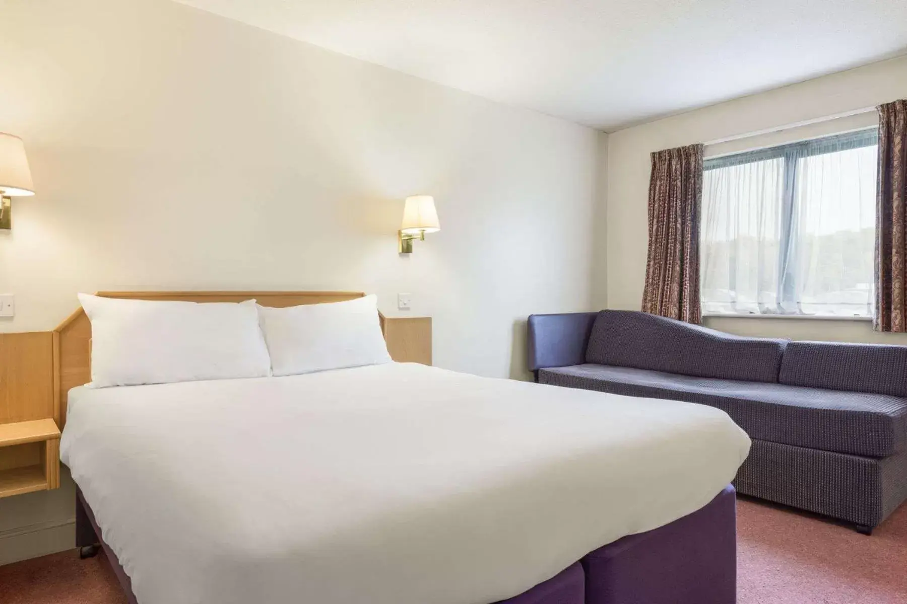 Room with One Double and Two Twin Beds - Non-Smoking in Days Inn Chesterfield - Tibshelf Room with One Double and Two Twin Beds - Non-Smoking in Days Inn Chesterfield - Tibshelf