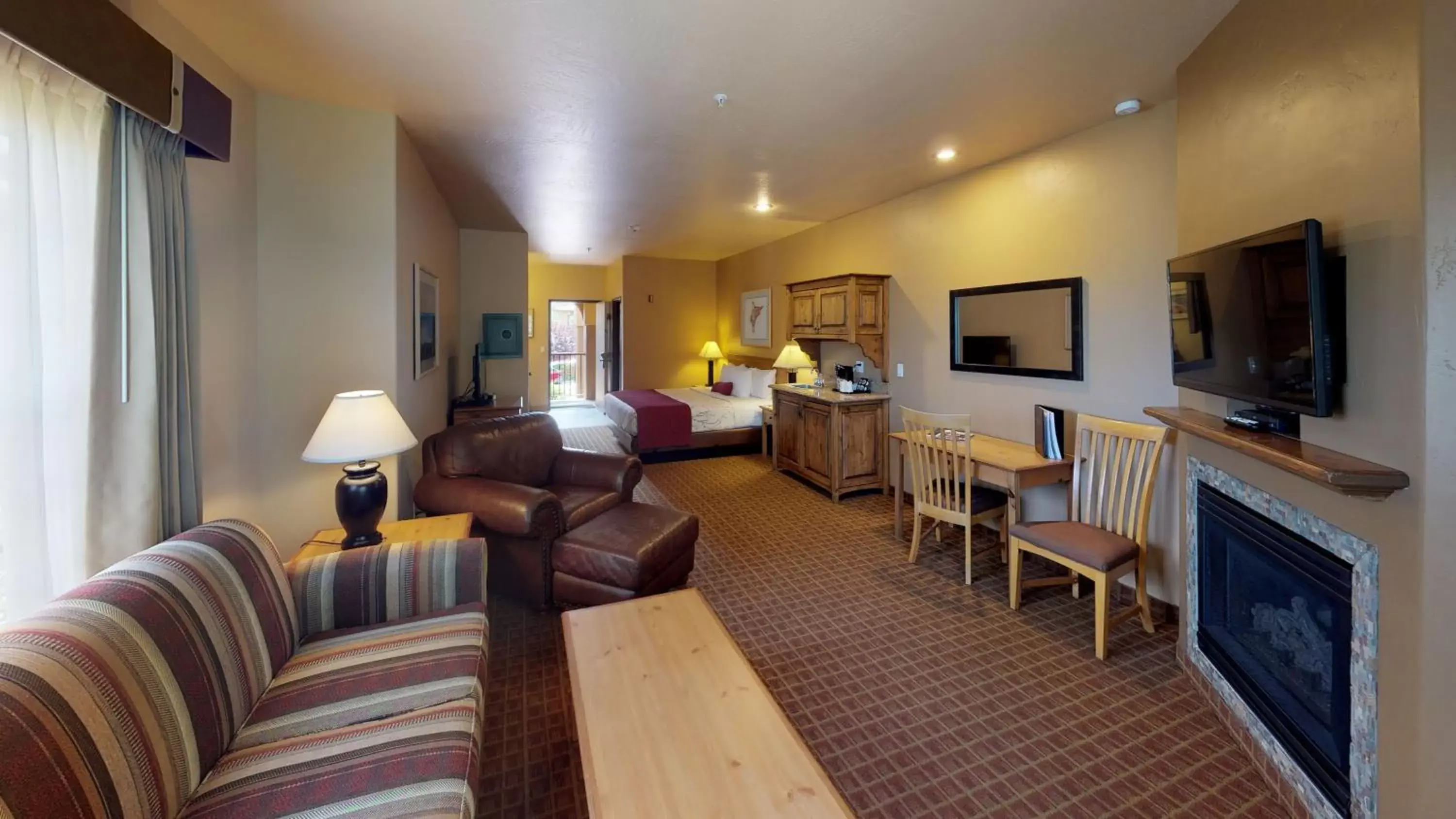 Superior King Suite in Sedona Real Inn & Suites Superior King Suite in Sedona Real Inn & Suites