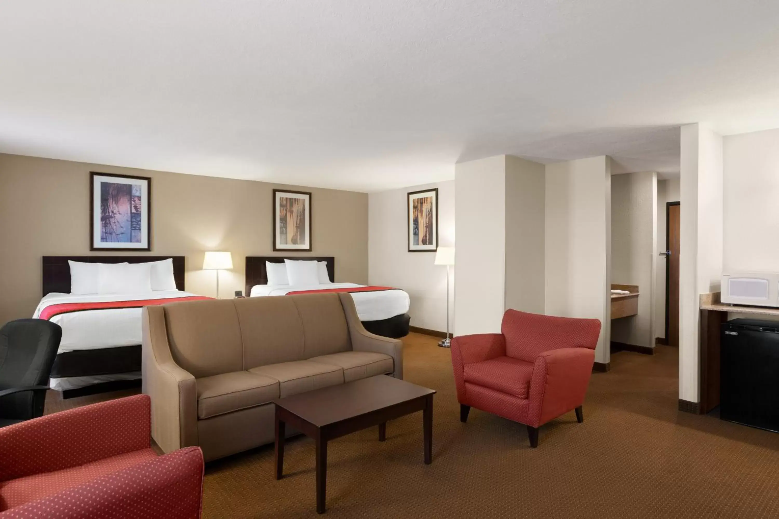Deluxe Queen Suite - Non-Smoking in Ramada by Wyndham Elizabethtown Deluxe Queen Suite - Non-Smoking in Ramada by Wyndham Elizabethtown