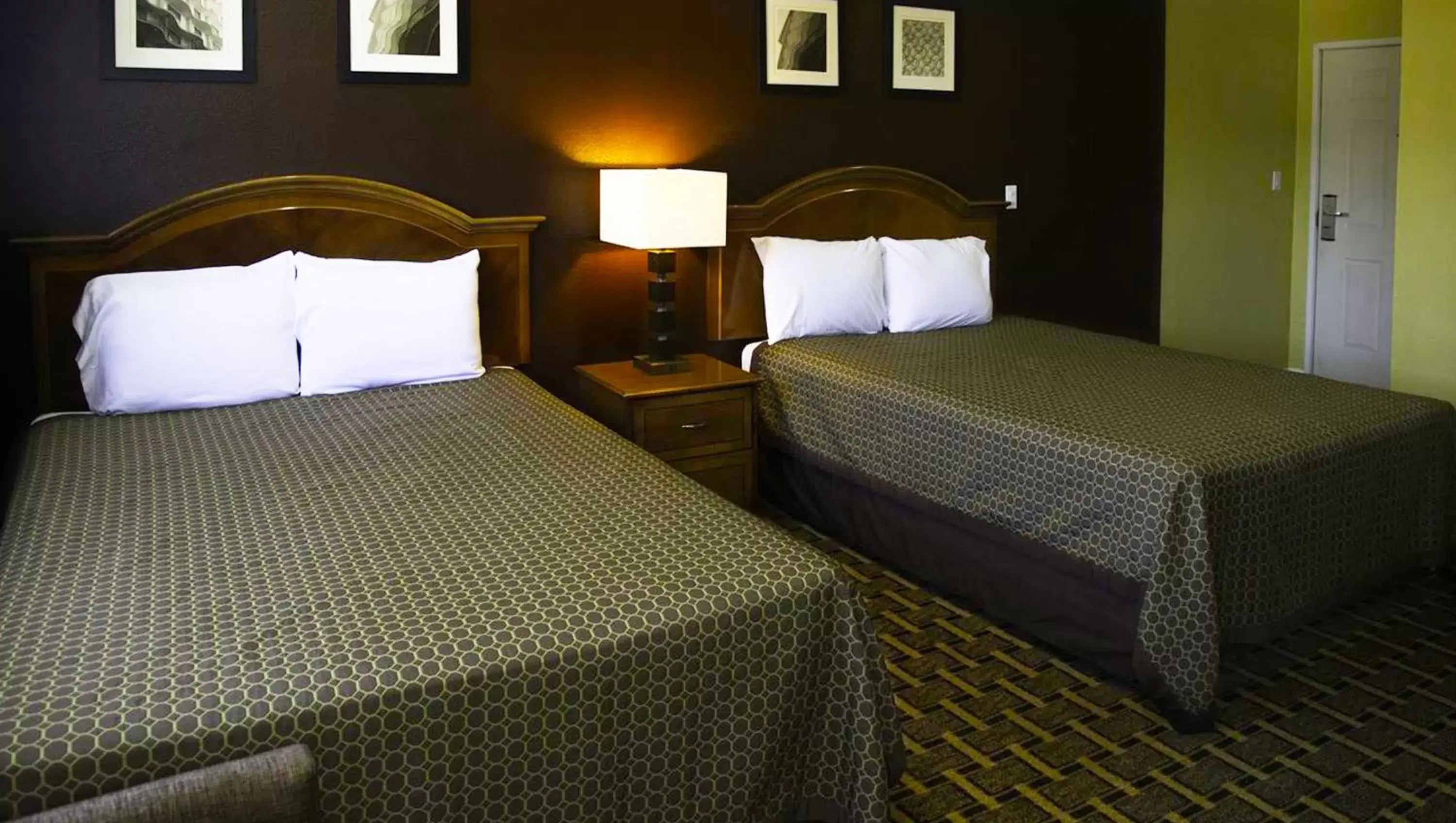 Queen Room with Two Queen Beds in Kings Motel Inglewood Queen Room with Two Queen Beds in Kings Motel Inglewood