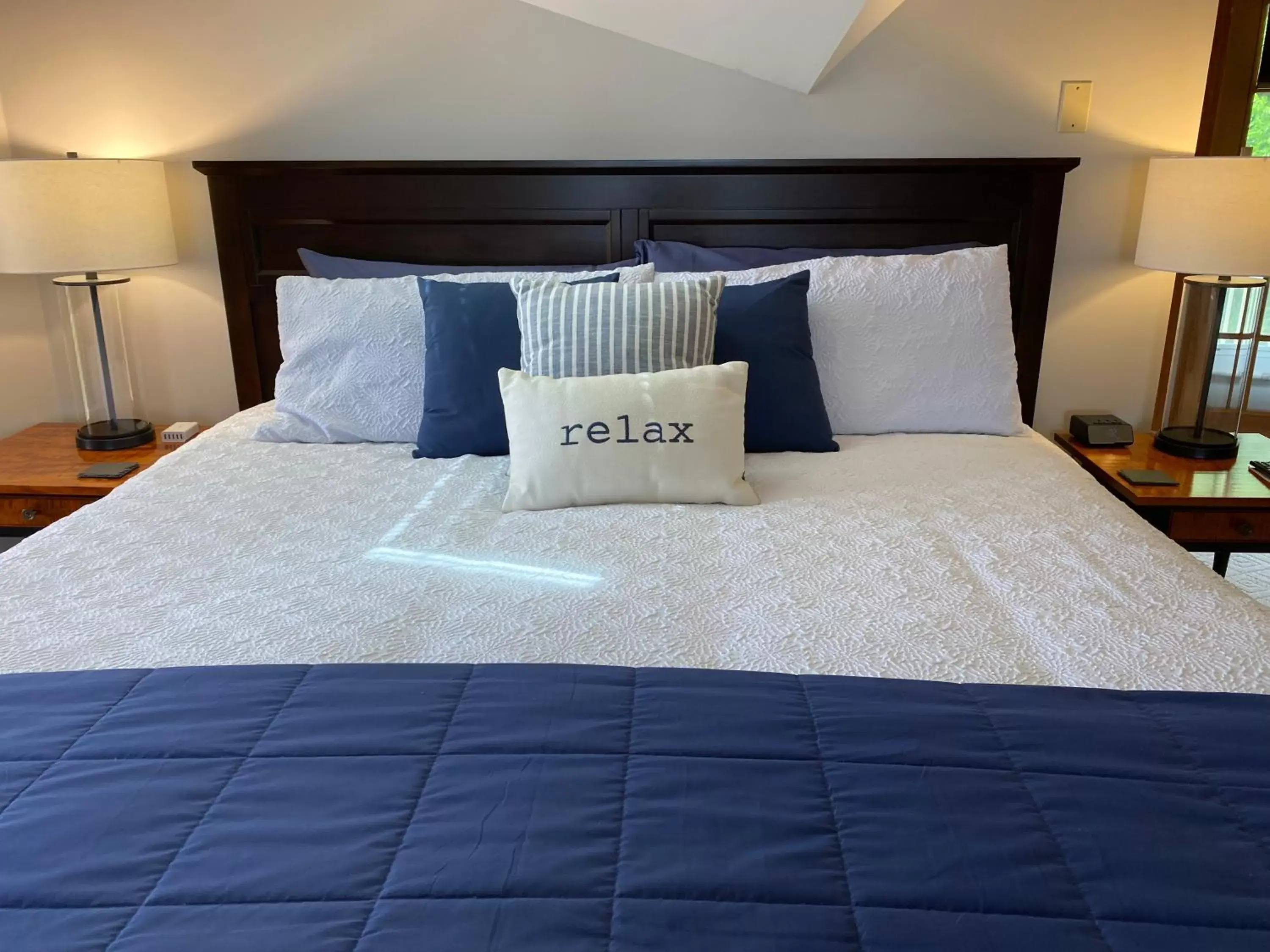 Deluxe King Room with Balcony and Sea View in Spouter Inn Bed & Breakfast Deluxe King Room with Balcony and Sea View in Spouter Inn Bed & Breakfast