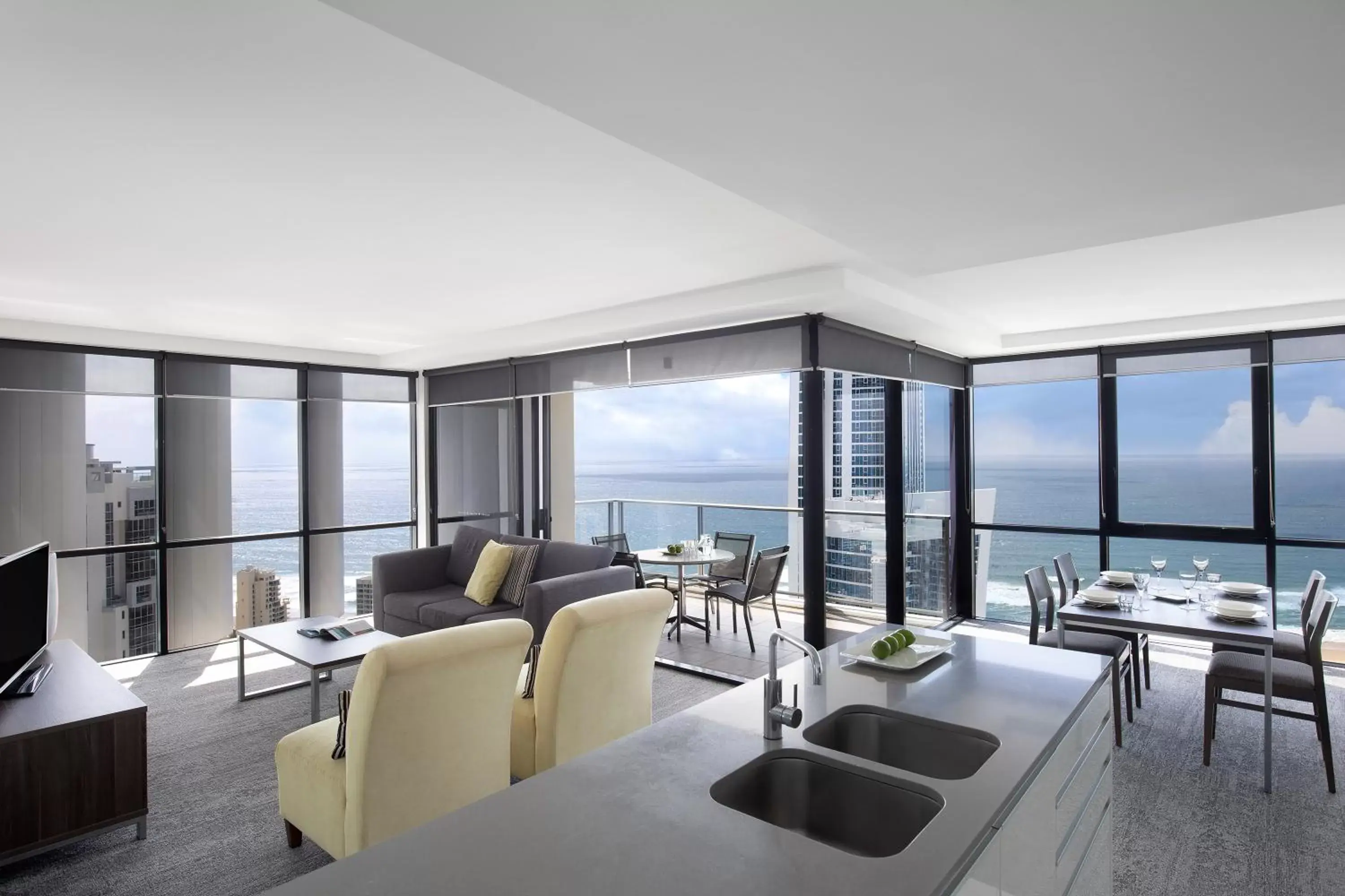 Two-Bedroom Apartment with Ocean View and Spa Bath in Mantra Circle On Cavill Two-Bedroom Apartment with Ocean View and Spa Bath in Mantra Circle On Cavill