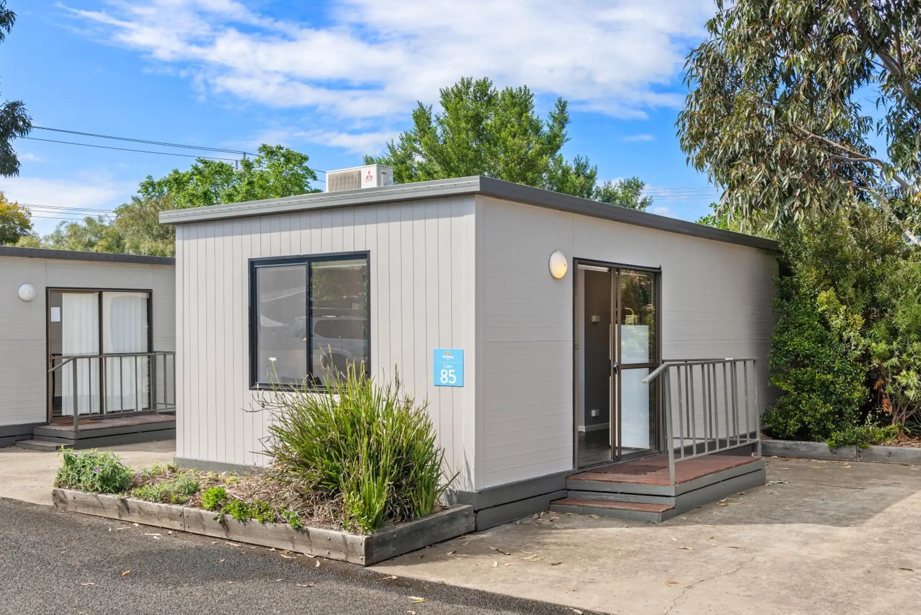 Budget 1 Bedroom Cabin - Sleeps 6 in Discovery Parks - Melbourne Budget 1 Bedroom Cabin - Sleeps 6 in Discovery Parks - Melbourne