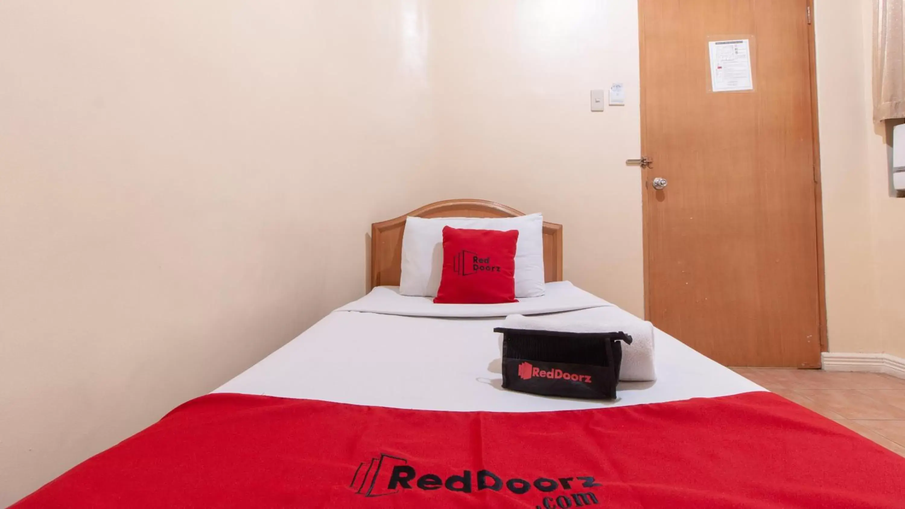 Single Room in RedDoorz @ Downtown Tacloban Single Room in RedDoorz @ Downtown Tacloban