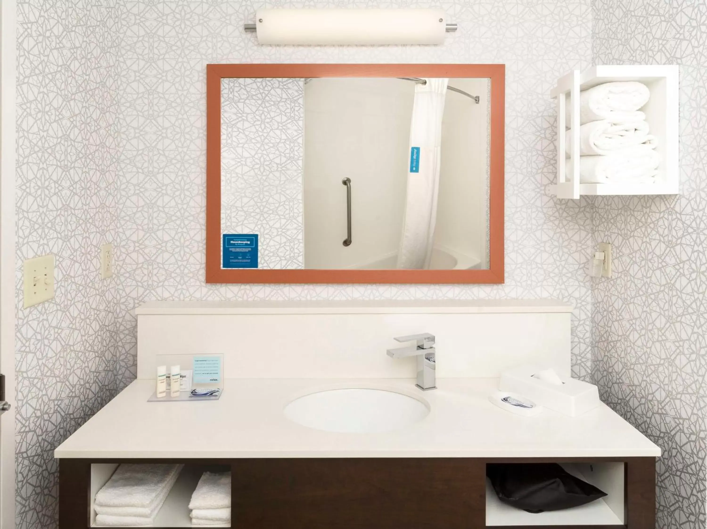 King Room with Accessible Tub - Mobility and Hearing Access/Non-Smoking in Hampton Inn Greenville King Room with Accessible Tub - Mobility and Hearing Access/Non-Smoking in Hampton Inn Greenville