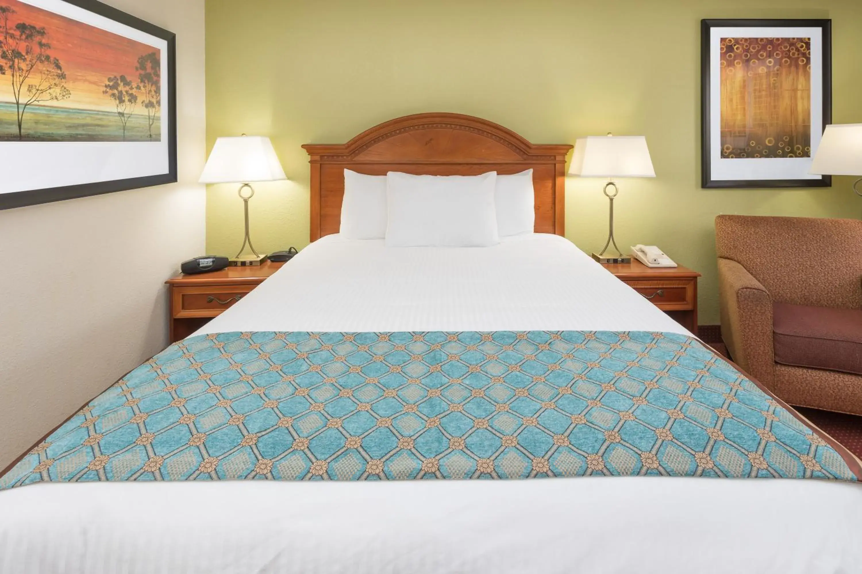 Queen Room - Non-Smoking in Baymont by Wyndham Orangeburg North Queen Room - Non-Smoking in Baymont by Wyndham Orangeburg North