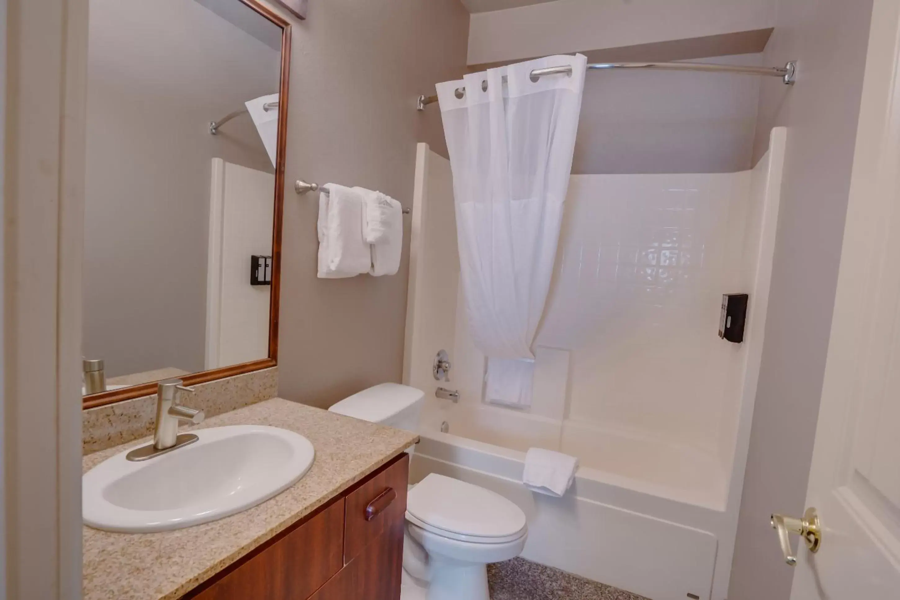 Junior Suite in The Ashley Inn & Suites Junior Suite in The Ashley Inn & Suites