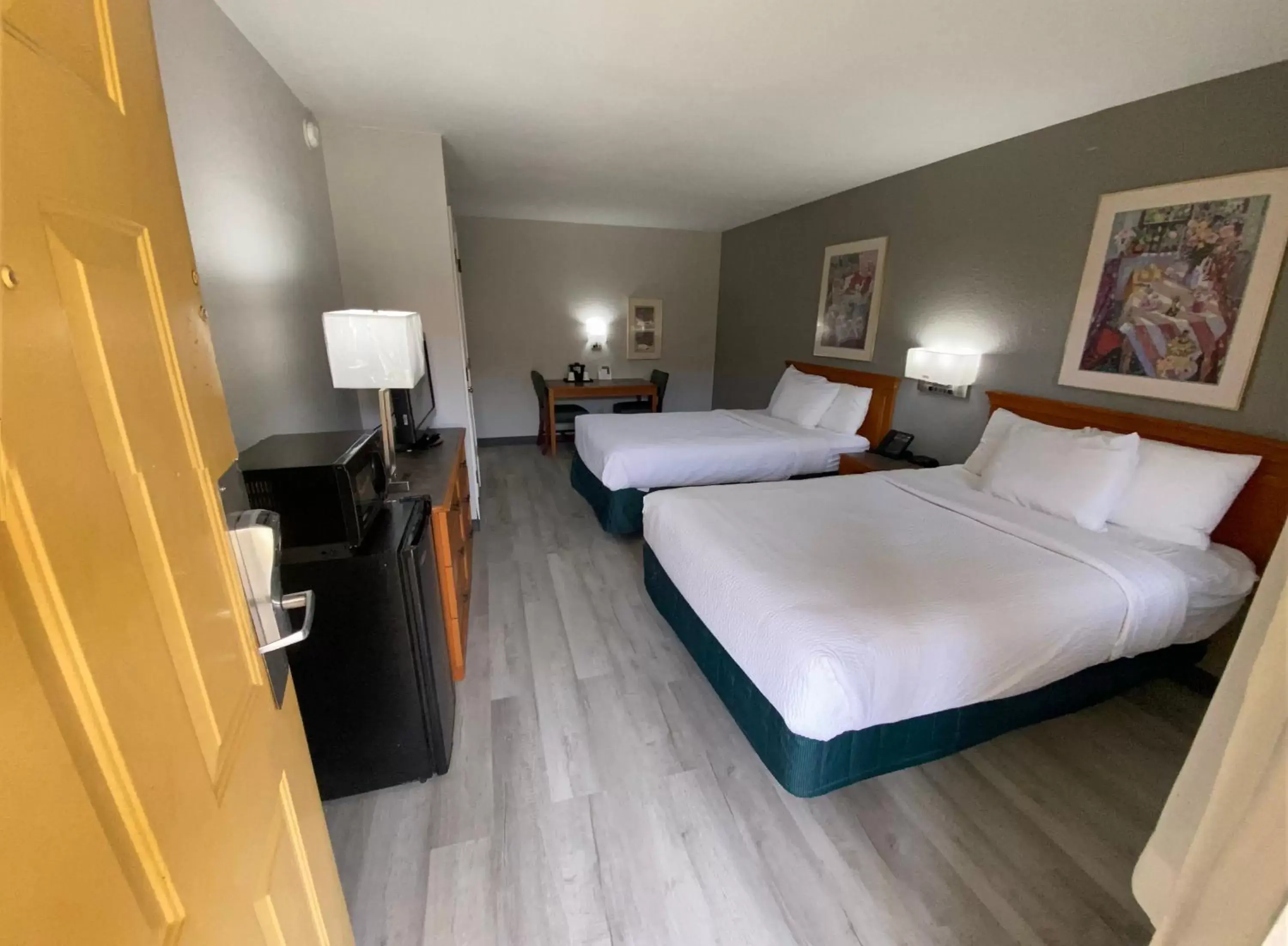 Double Room with Bathtub - Mobility/Hearing Accessible/Non-Smoking in La Quinta Inn by Wyndham Tyler Double Room with Bathtub - Mobility/Hearing Accessible/Non-Smoking in La Quinta Inn by Wyndham Tyler