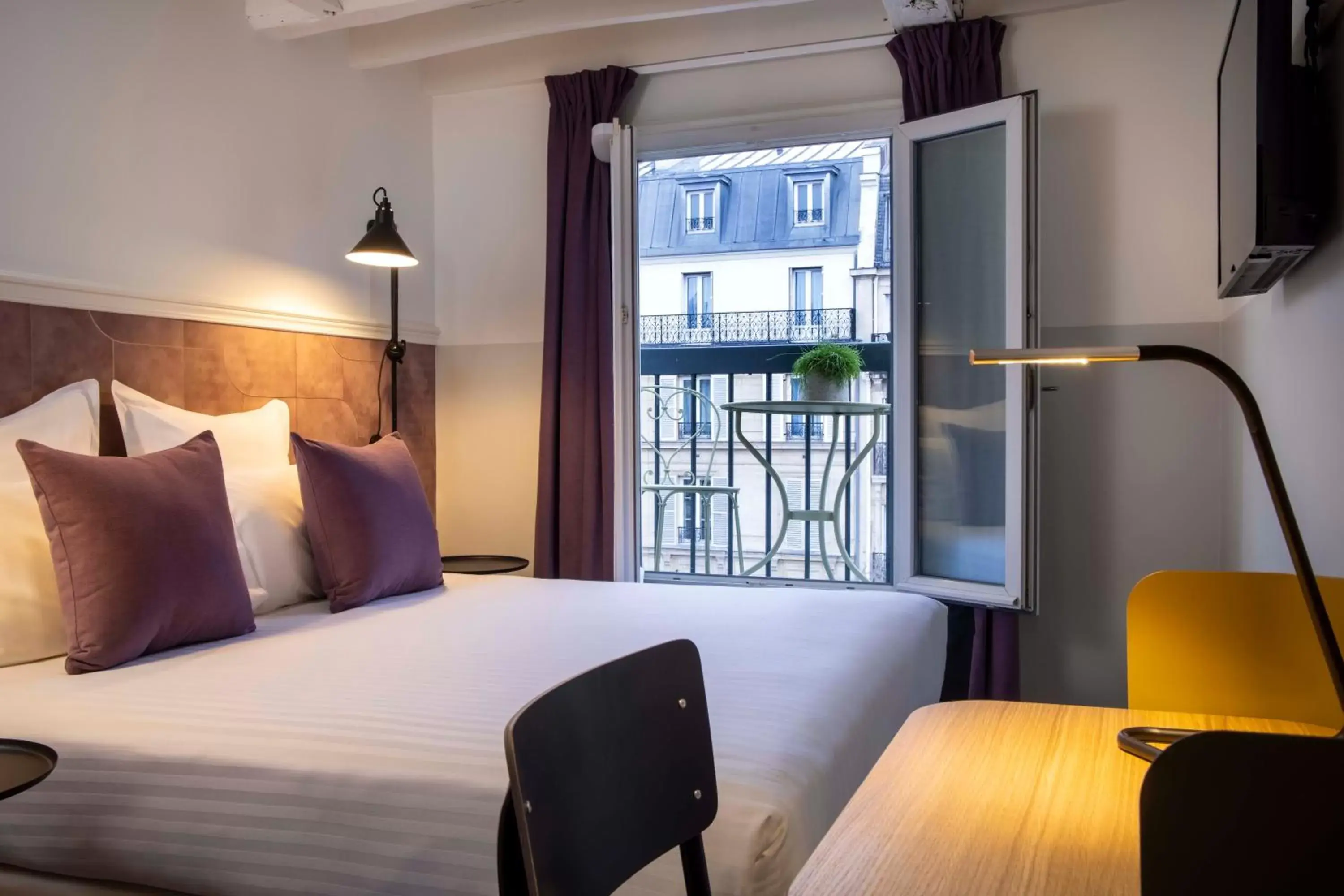 Double Room in Hôtel Des Mines Double Room in Hôtel Des Mines